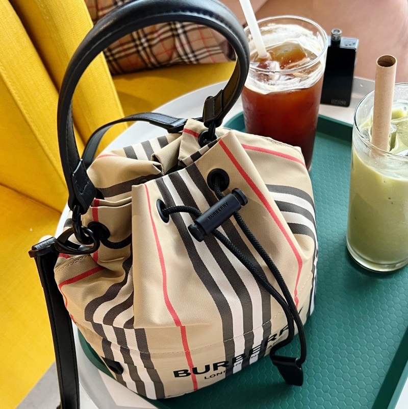 Burberry Icon Stripe Econyl Drawcord Pouch Archive Beige, Burberry Small Scale Check Drawcord Swim Shorts Archive Beige 착용 스타일 - 3