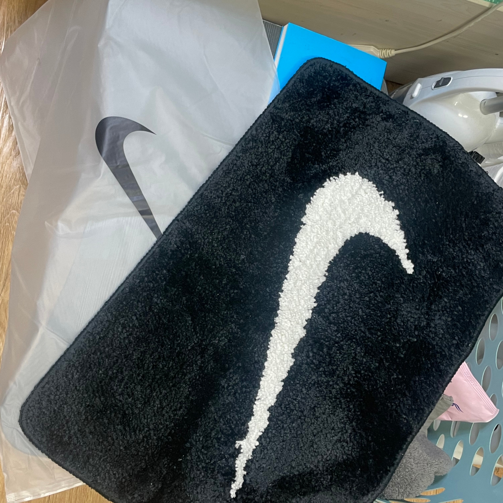 Nike Swoosh Rug Black White 착용 스타일