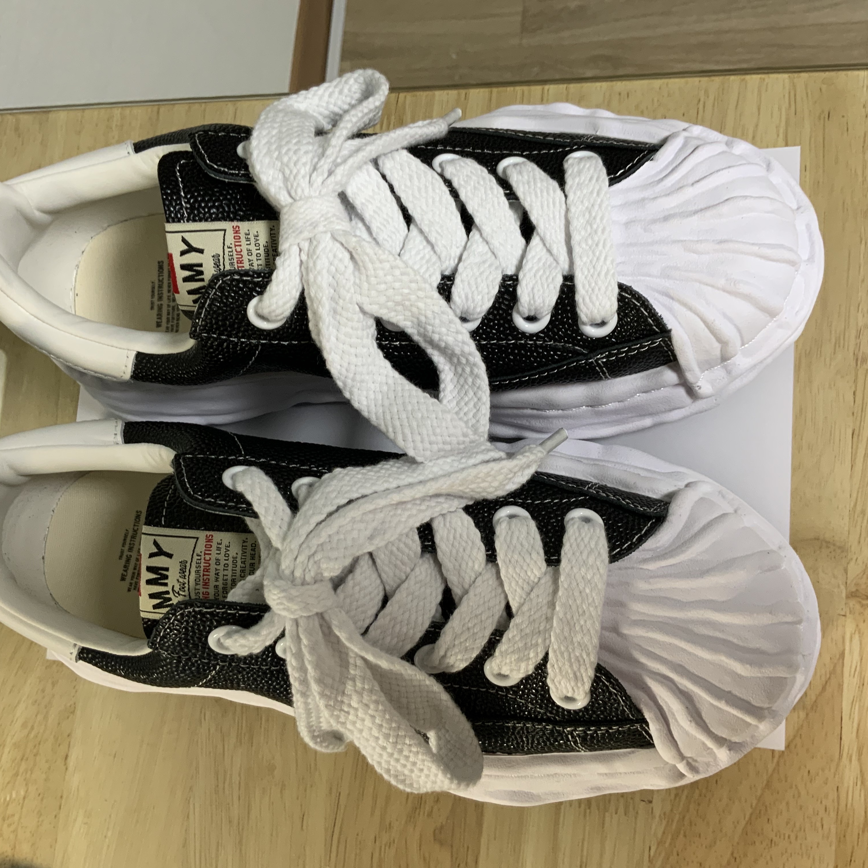 Maison Mihara Yasuhiro Blakey OG Sole Embossed Leather Low-top Sneakers Black 착용 스타일 - 5