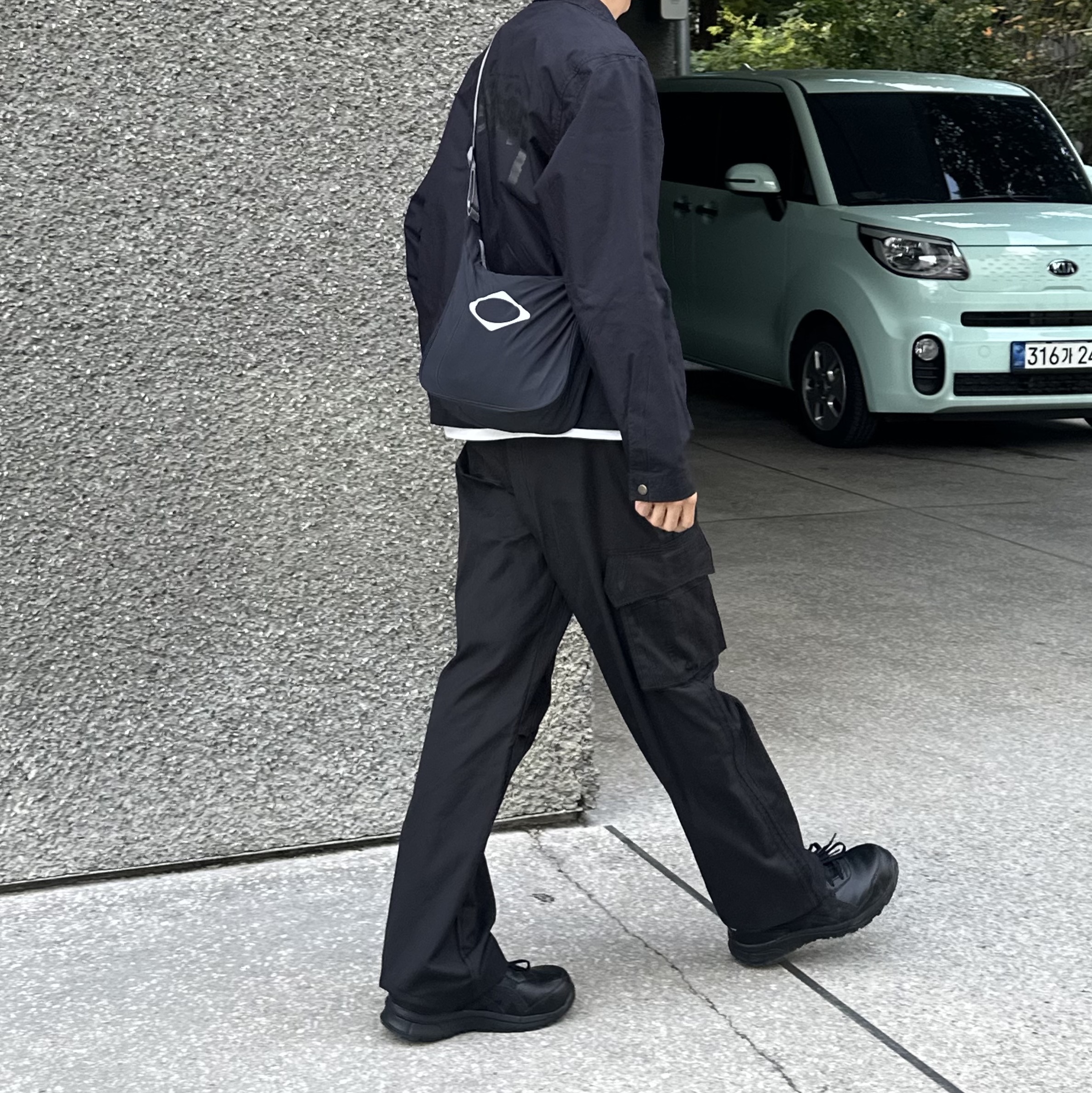 Mischief Rhombus Light Weight Cross Bag Black - The Hyundai Seoul Exclusive, Stussy Coach Shirt Black 착용 스타일