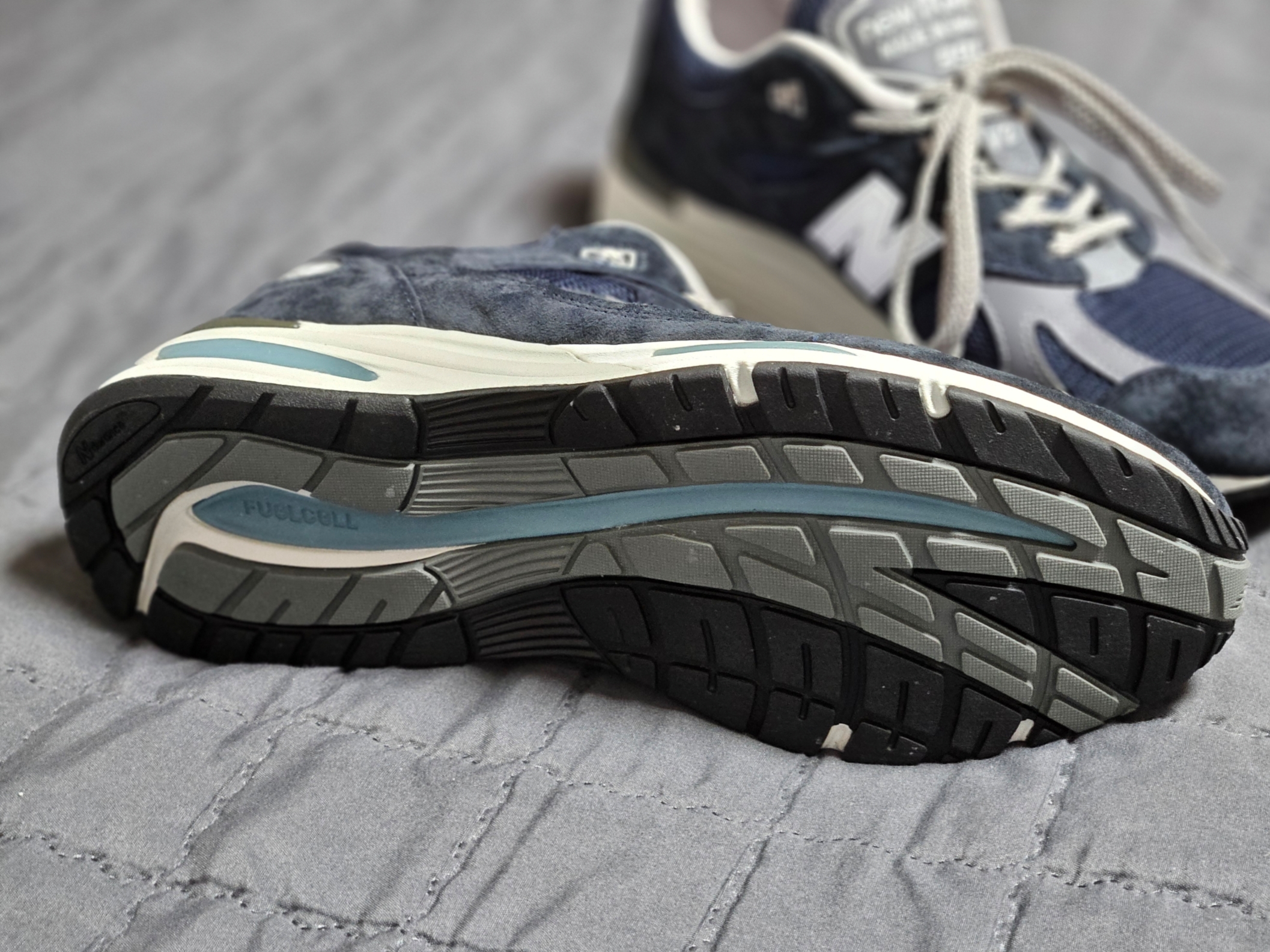 New Balance 991v2 Made in UK Dark Navy Smoked Pearl 착용 스타일 - 6