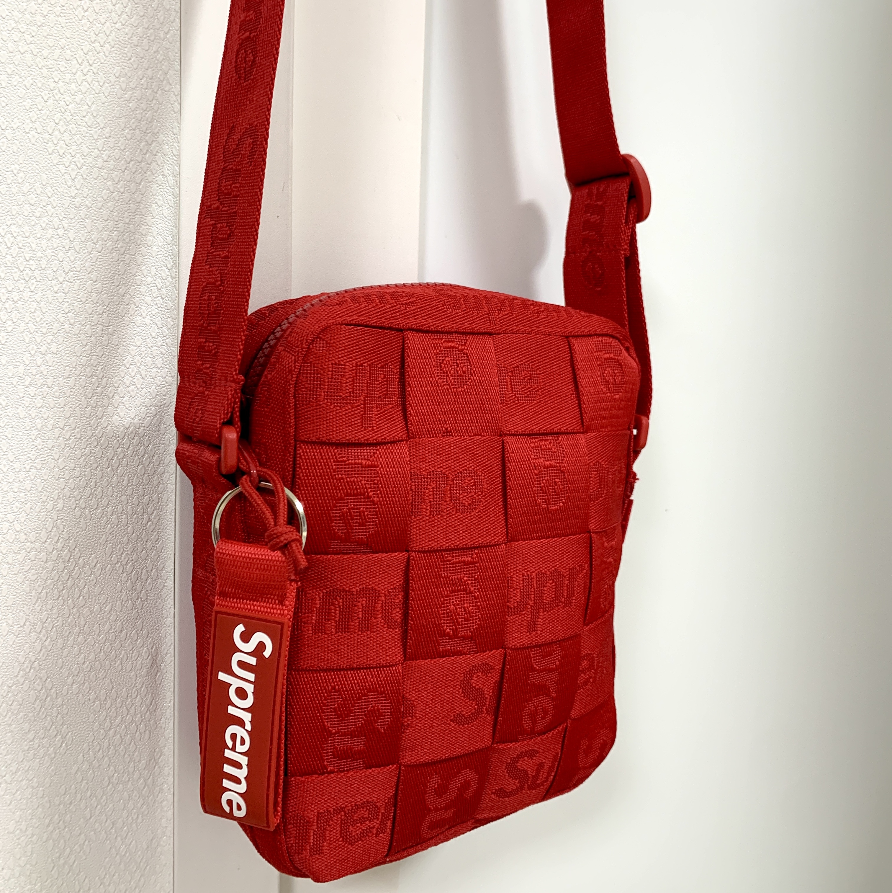 Supreme Woven Shoulder Bag Red - 23SS, Supreme Webbing Keychain Red - 23SS 착용 스타일