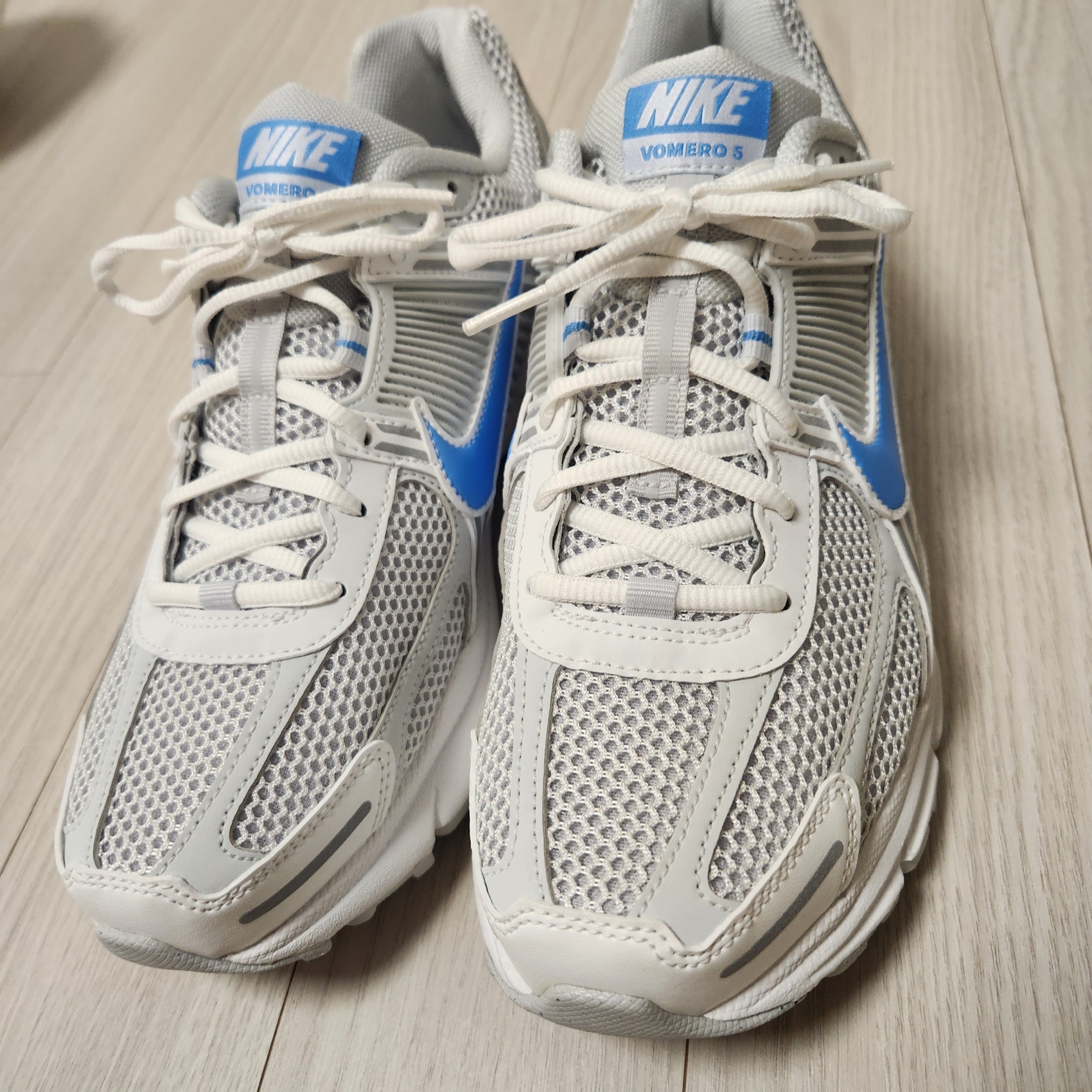 Nike Zoom Vomero 5 Photon Dust and University Blue 착용 스타일 - 1
