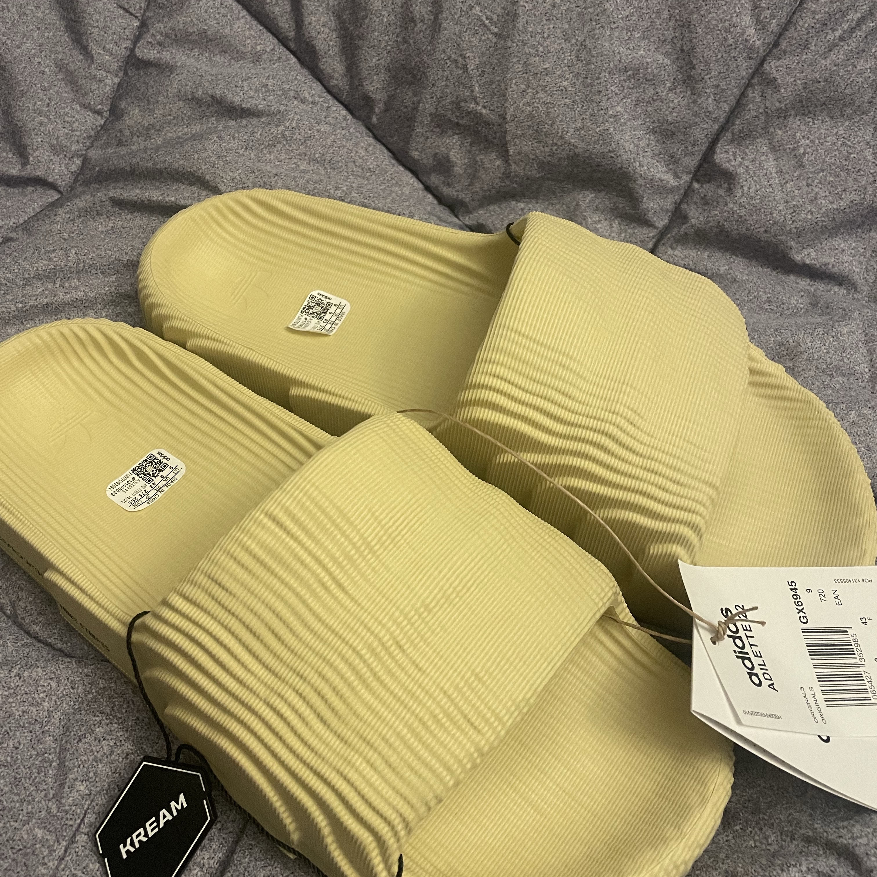 Adidas Adilette 22 Desert Sand 착용 스타일