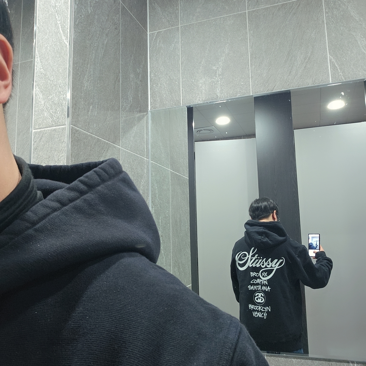 Stussy World Tour Hoodie Pigment Dyed Black 착용 스타일 - 1