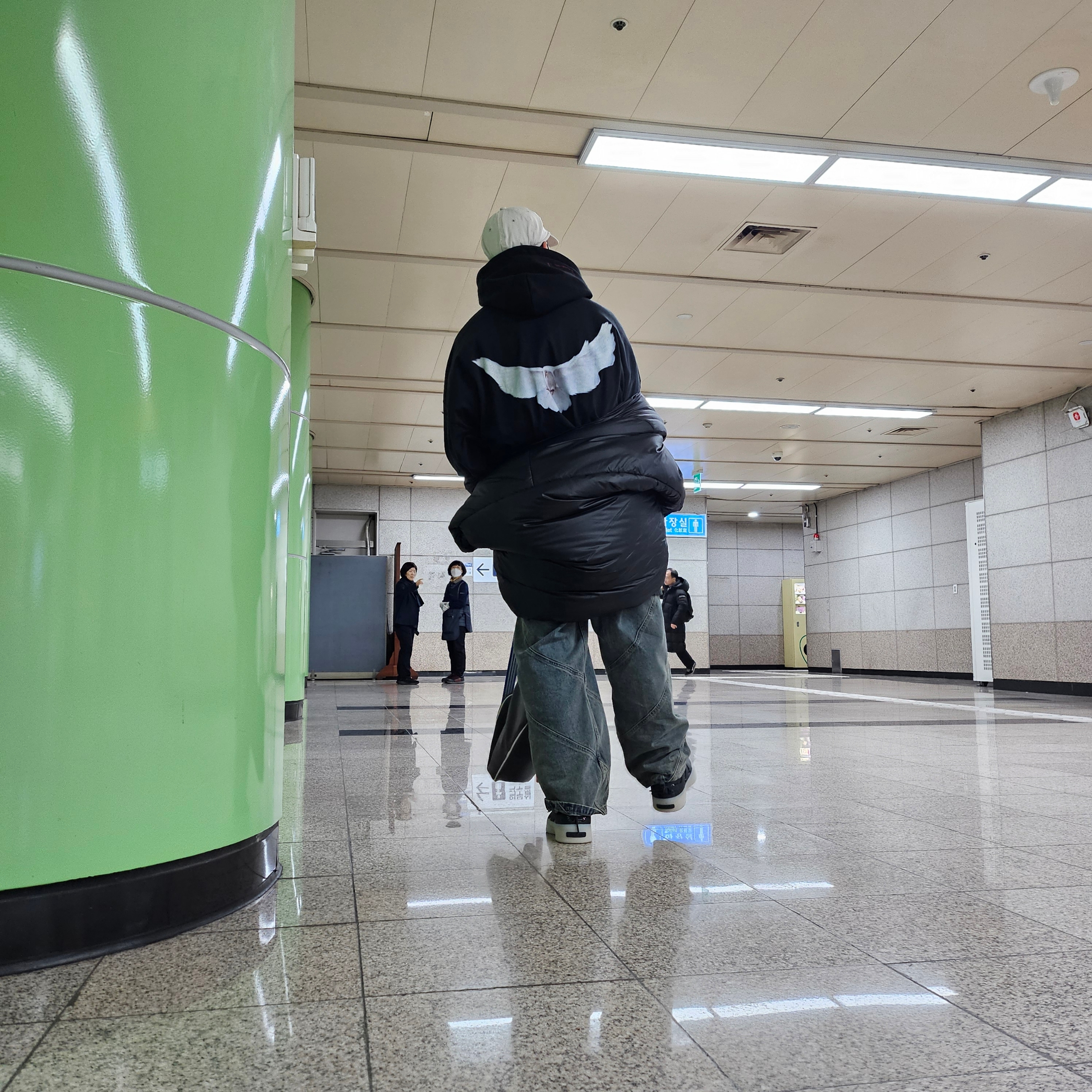 Yeezy Gap Engineered By Balenciaga Dove 3/4 Sleeve T-Shirt Black, Essentials Baseball Cap Seal - 24SS 착용 스타일 - 2