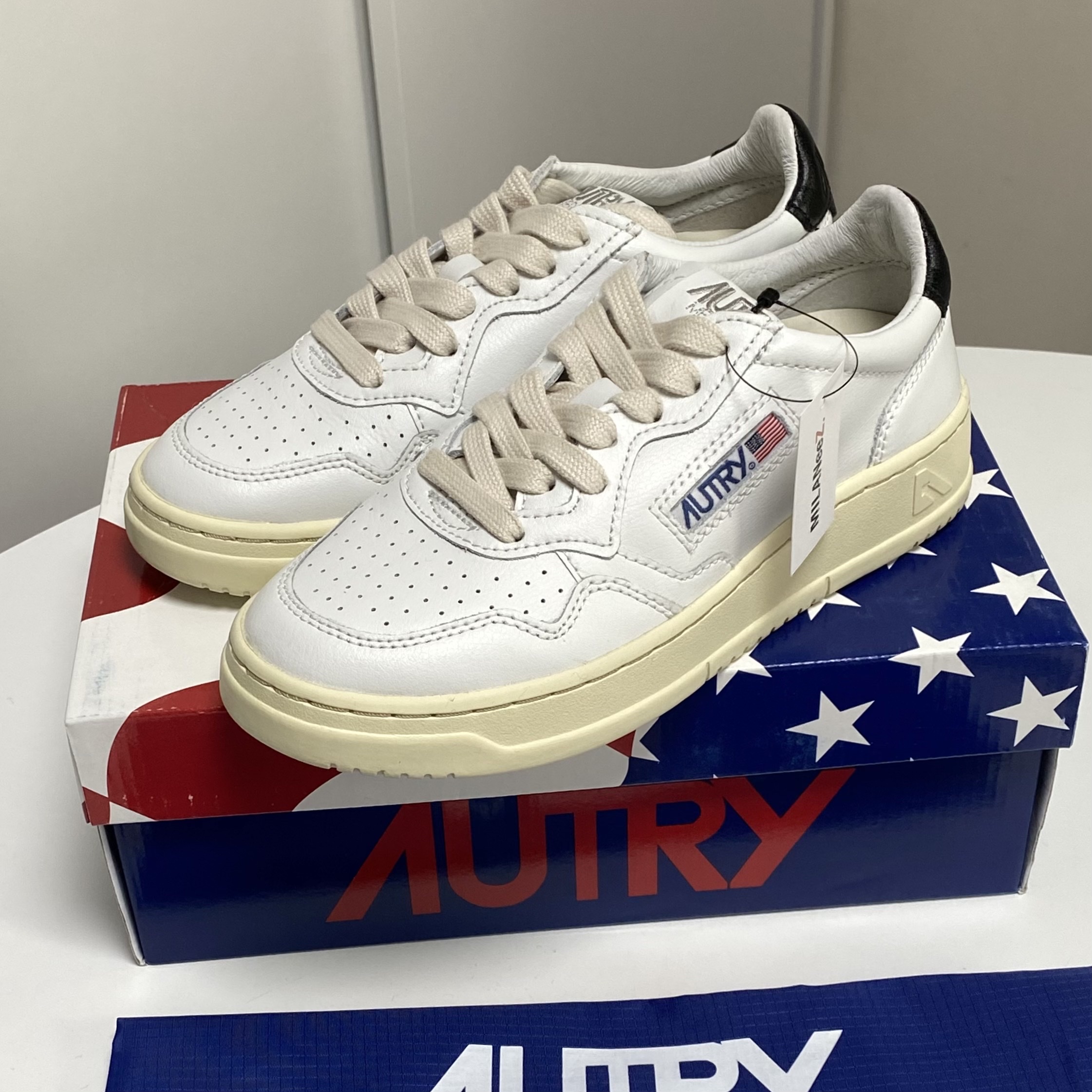 (W) Autry Medalist Low Leather Sneakers White Black 착용 스타일