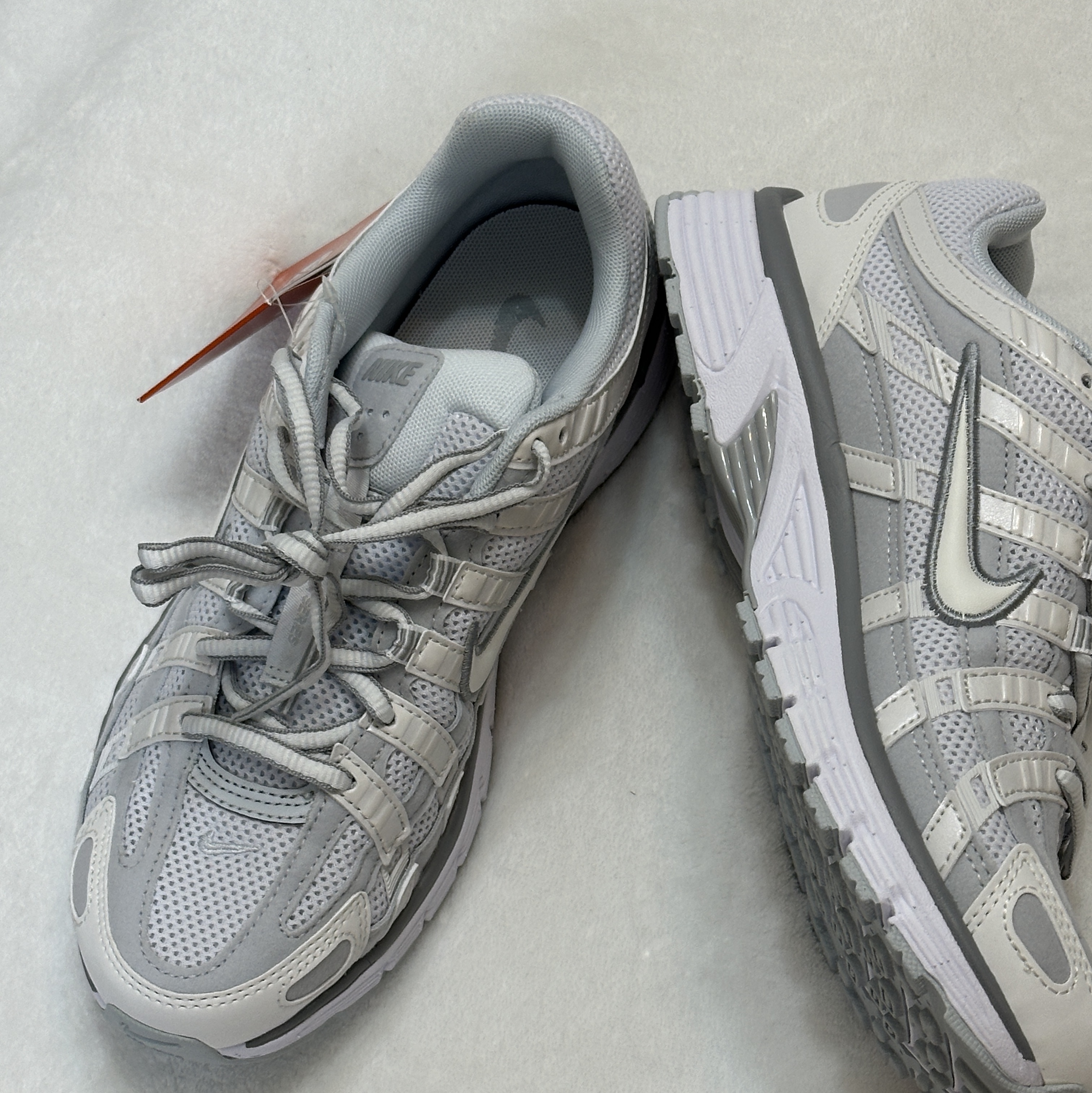 (W) Nike P-6000 White Metallic Silver 착용 스타일 - 6