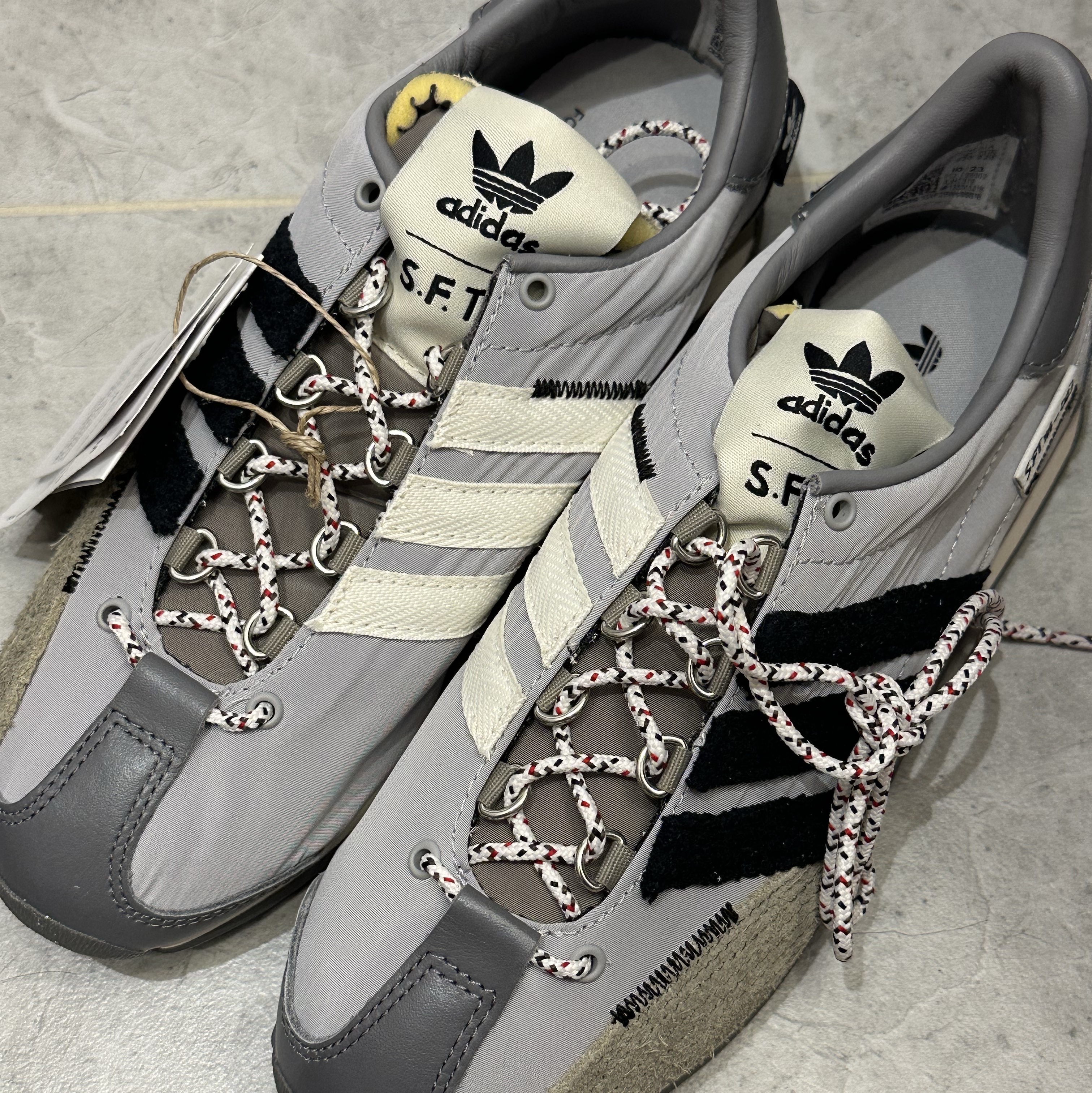Adidas x Song for the Mute Country OG Grey Two Core Black 착용 스타일
