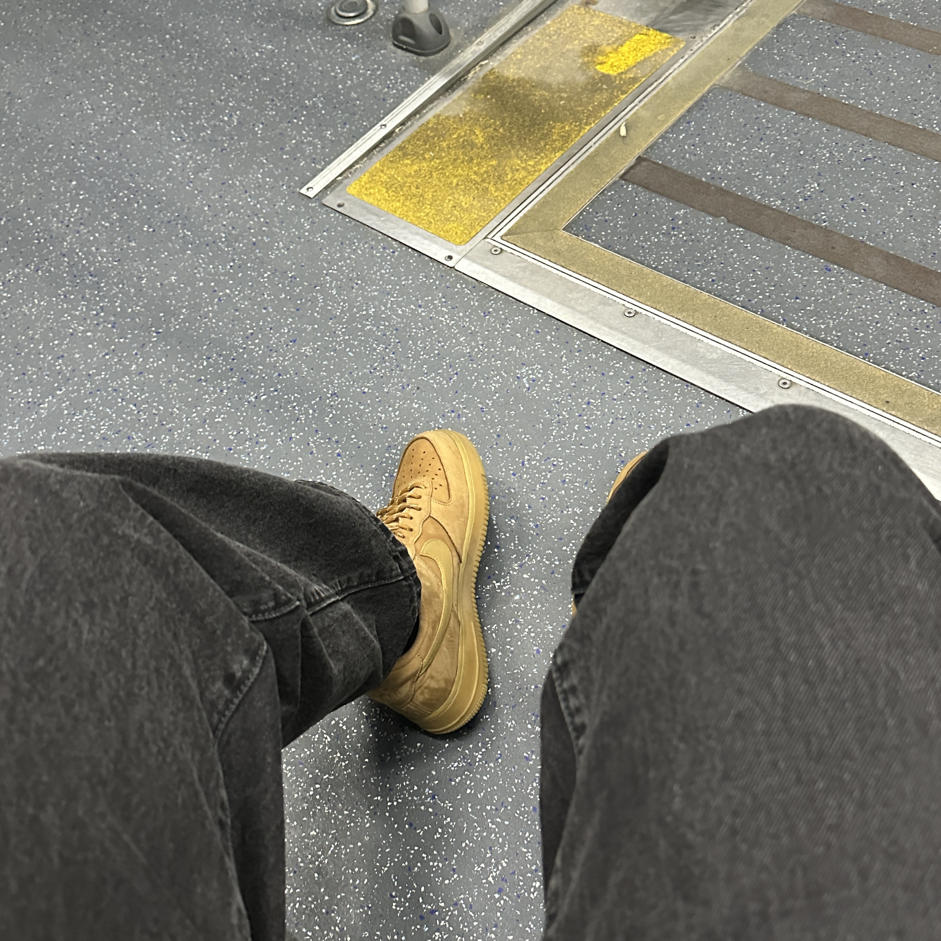 Nike Air Force 1 '07 WB Flax 착용 스타일