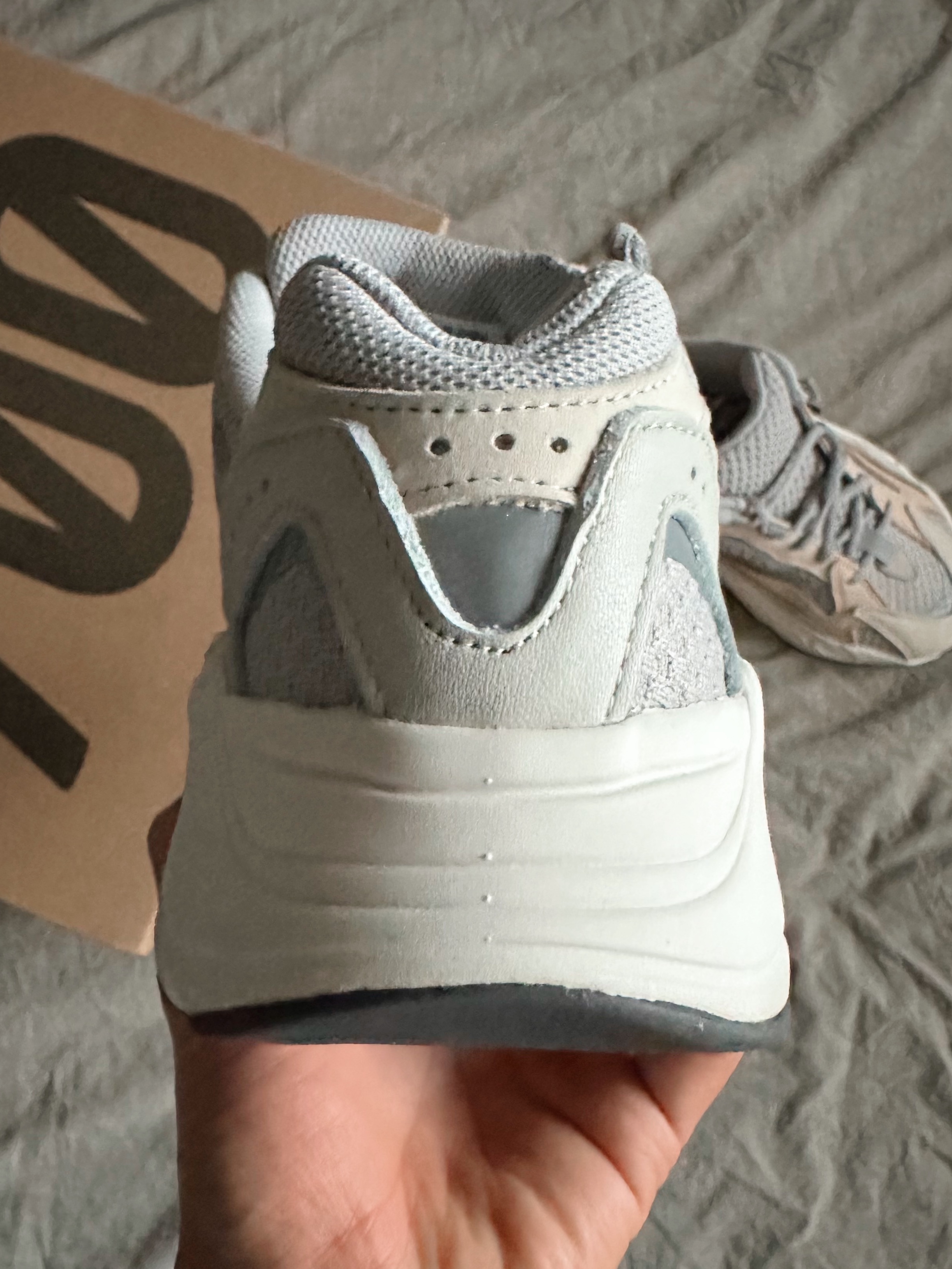Adidas Yeezy Boost 700 V2 Cream 착용 스타일 - 4