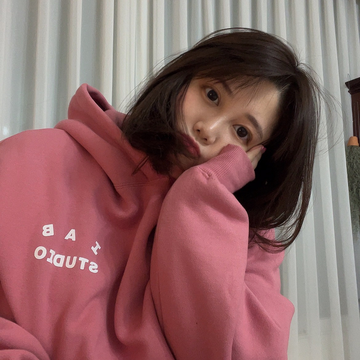 IAB Studio Pigment Hoodie Coral 착용 스타일