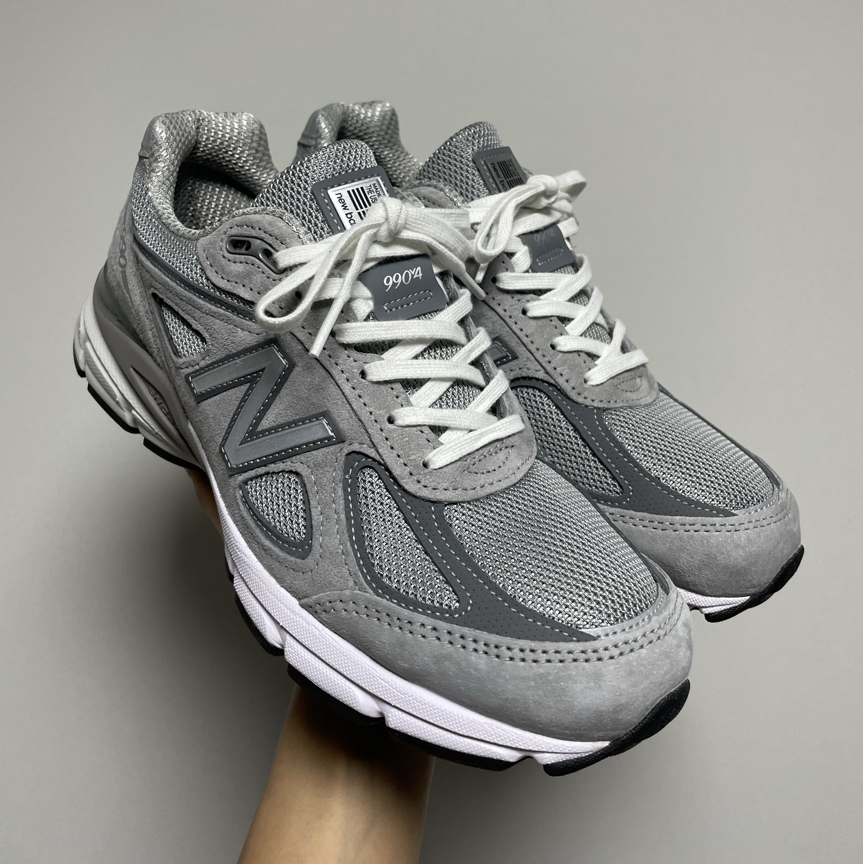 New Balance 990v4 Made in USA Grey Silver 착용 스타일