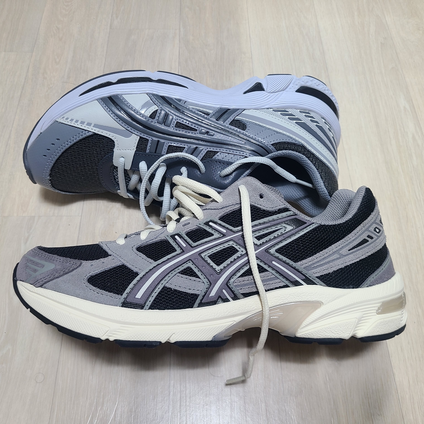 Asics Gel-1130 Black Carbon, Asics Gel-Kyrios Carrier Grey 착용 스타일