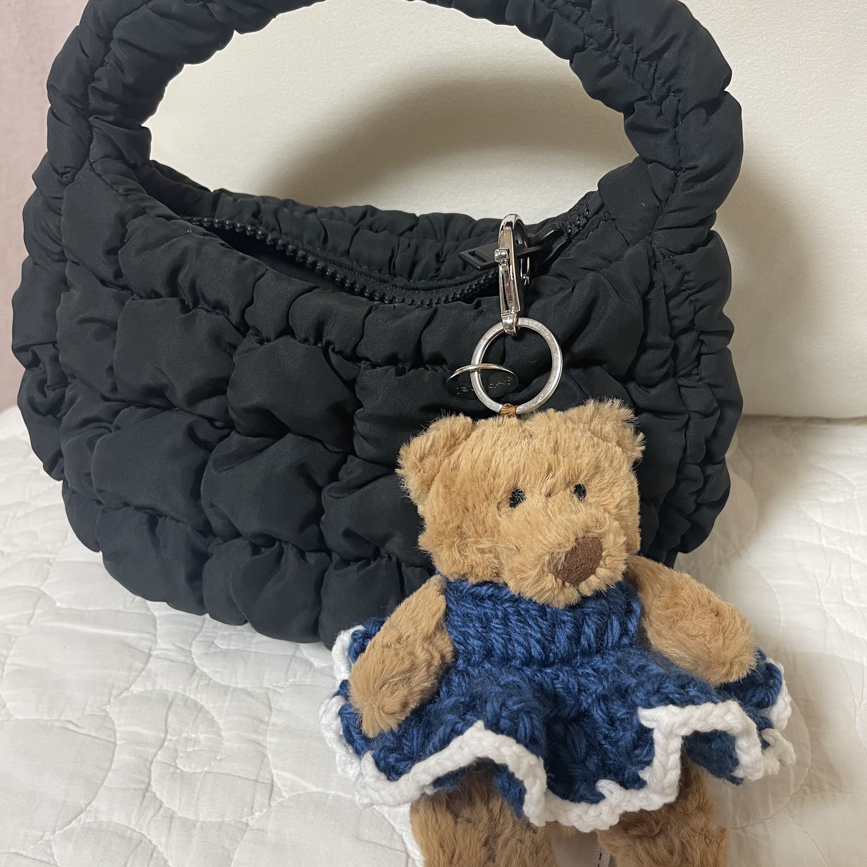 Jellycat Bartholomew Bear Bag Charm Brown, COS Quilted Micro Bag Black 착용 스타일