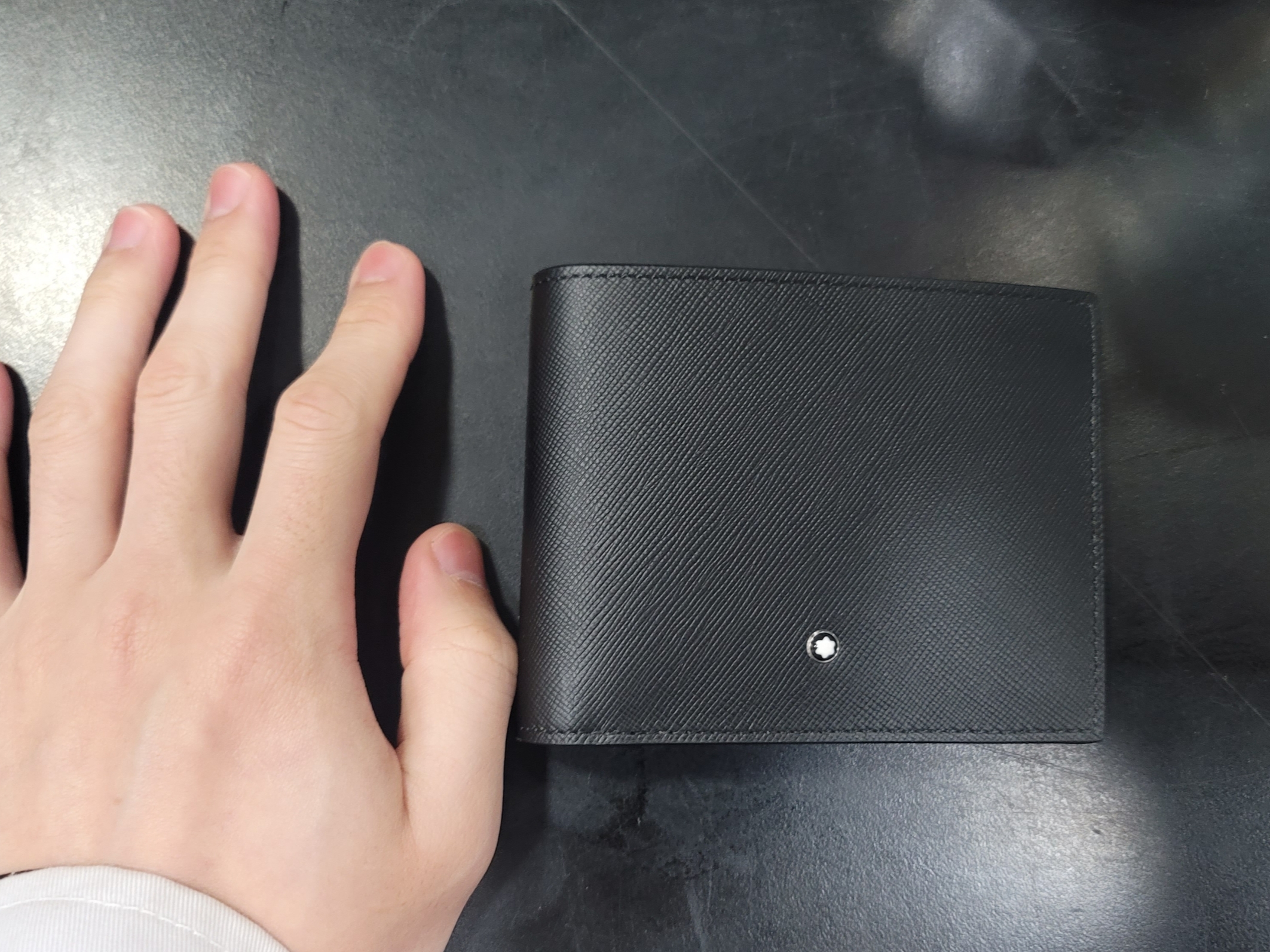 Montblanc Sartorial 6cc Wallet with 2 View Pockets Black 착용 스타일 - 1