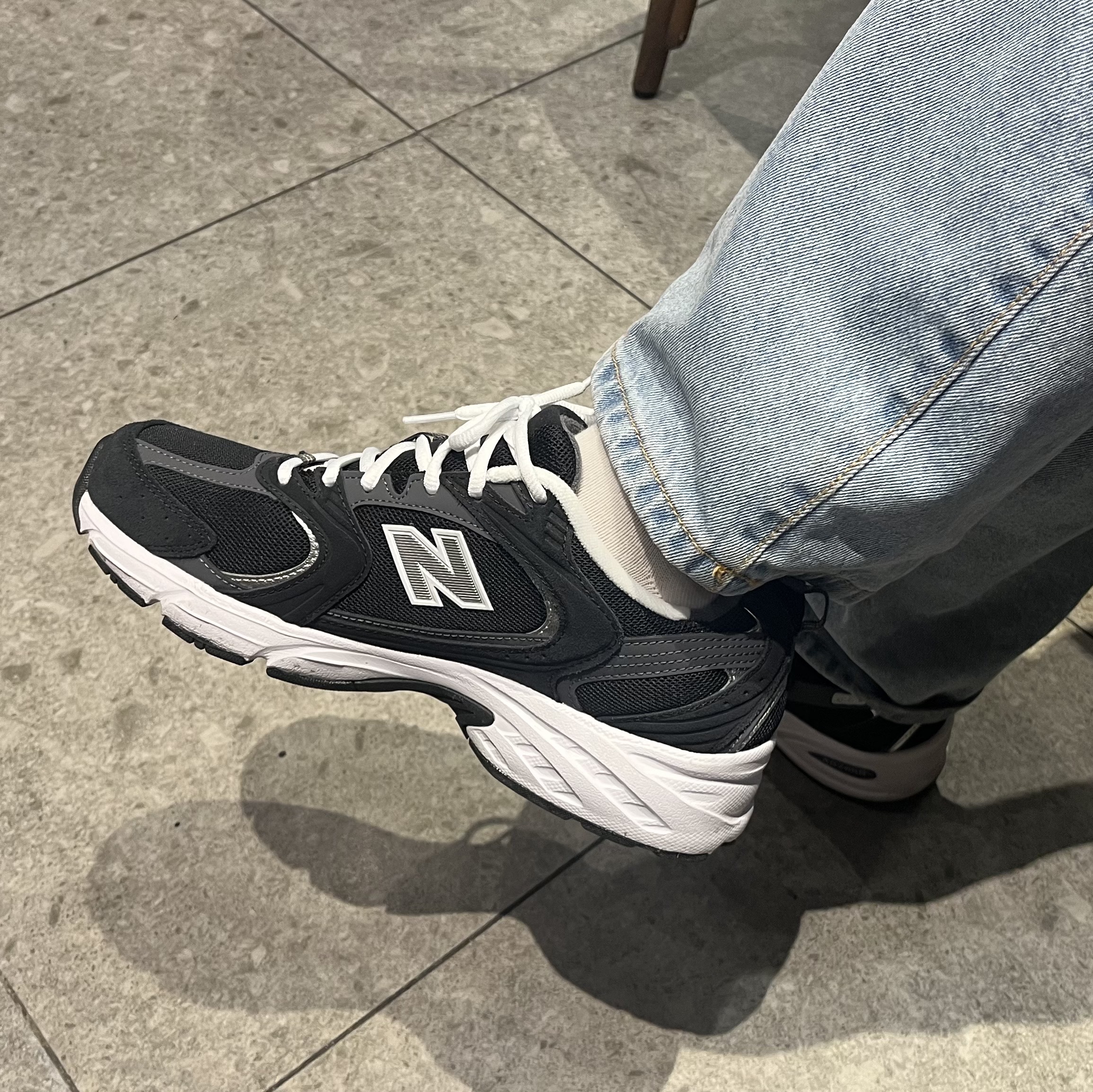 New Balance 530 Classic Black 착용 스타일 - 1