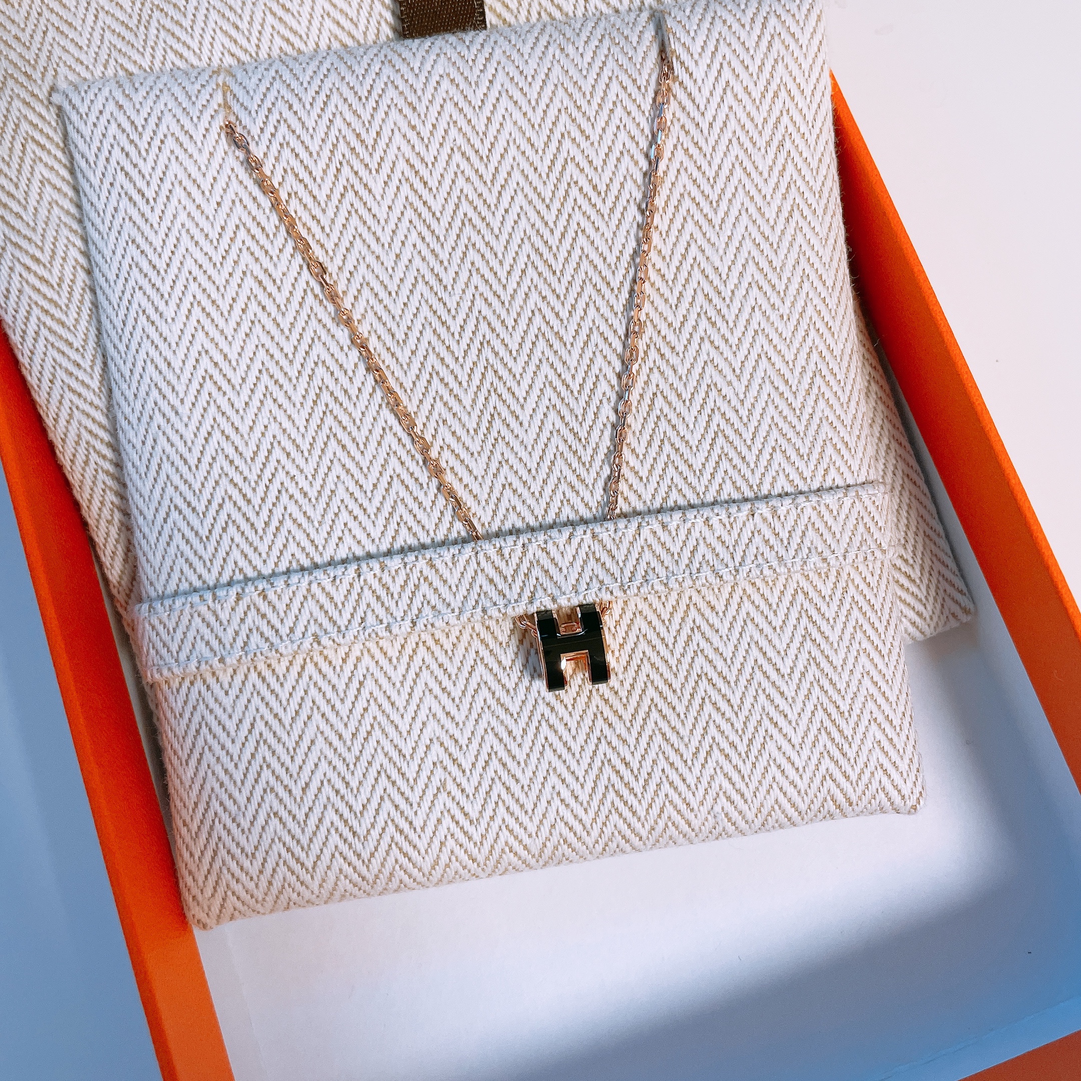 (W) Hermes Mini Pop H Pendant Rose Gold & Noir 착용 스타일