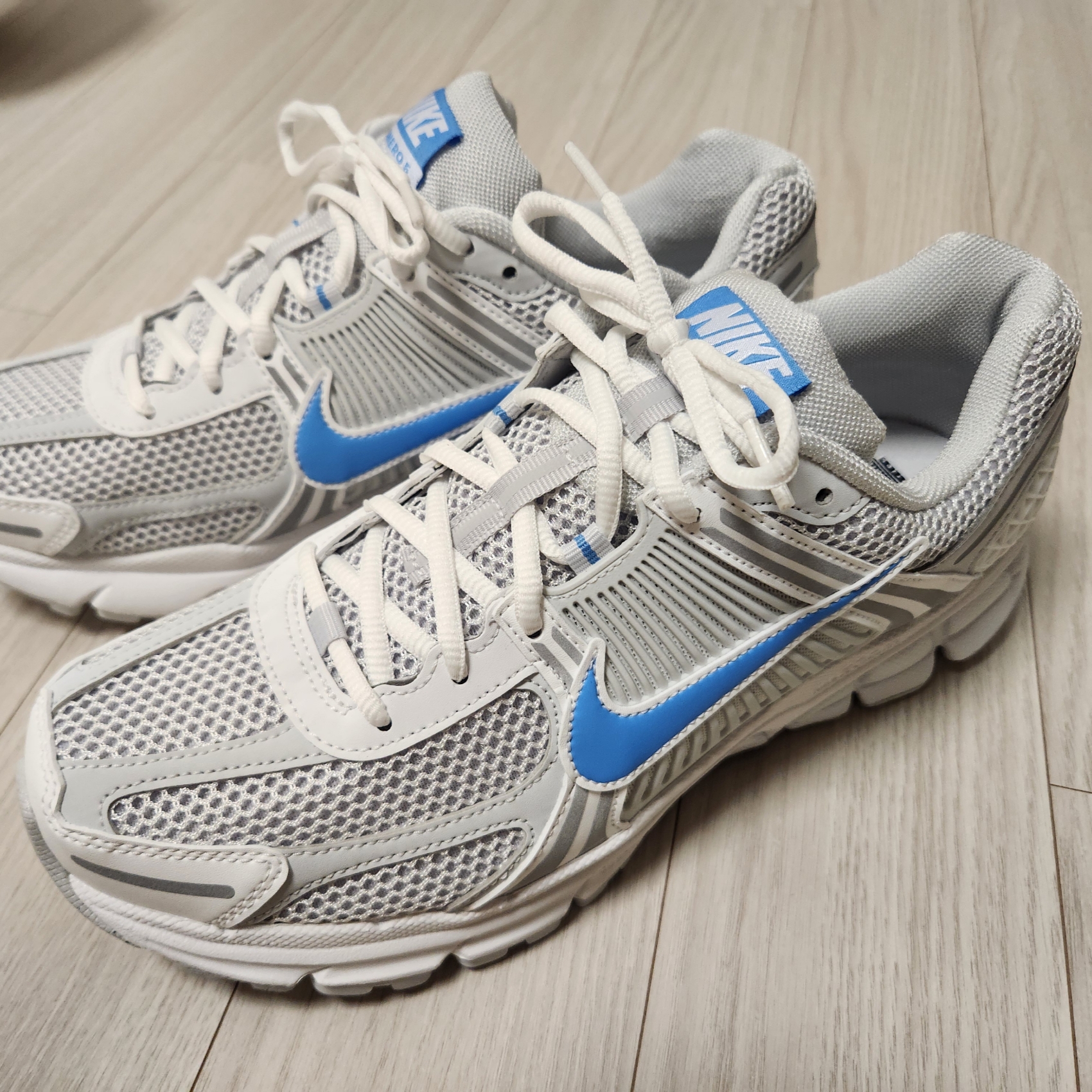 Nike Zoom Vomero 5 Photon Dust and University Blue 착용 스타일 - 2