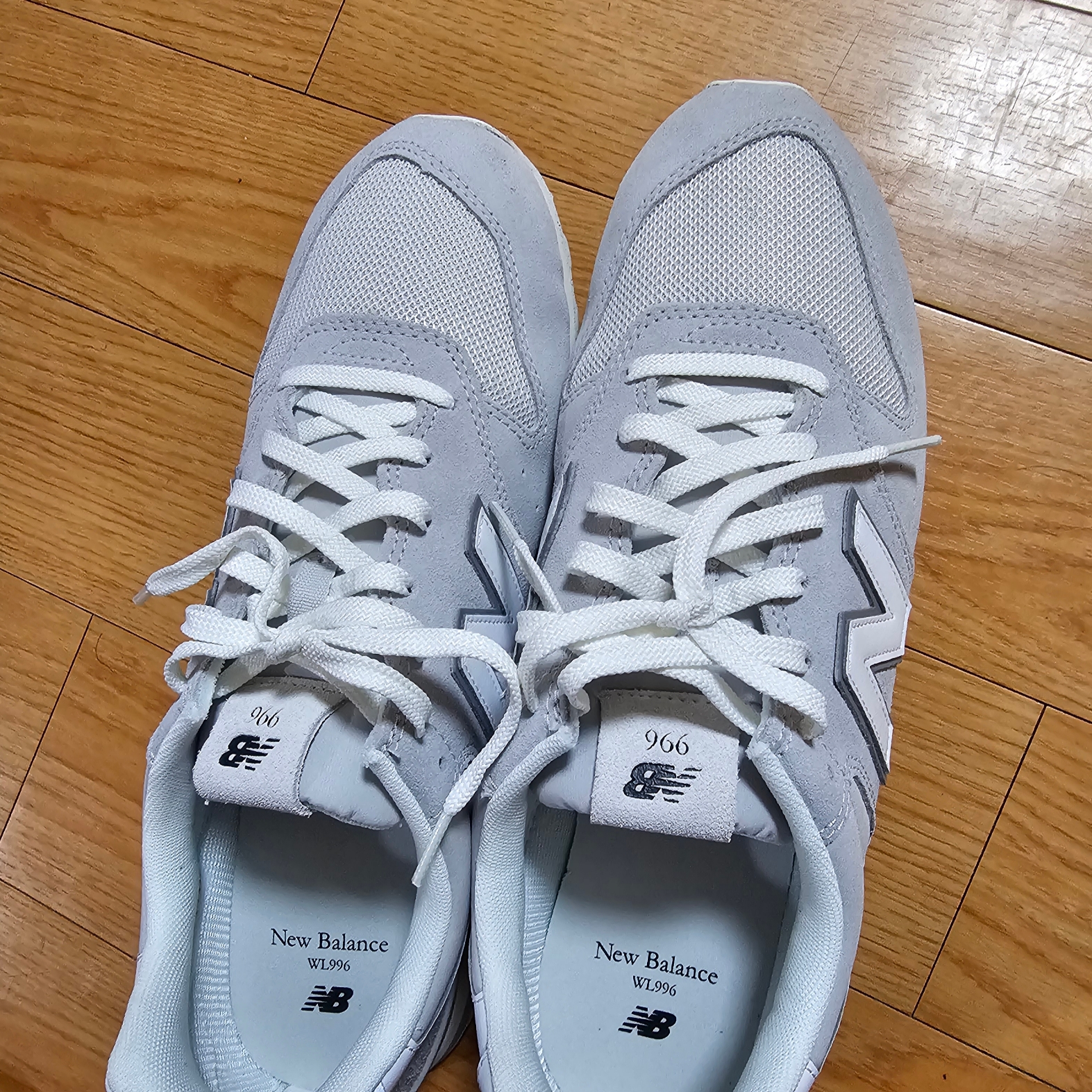 (W) New Balance 996 Grey White 착용 스타일 - 3