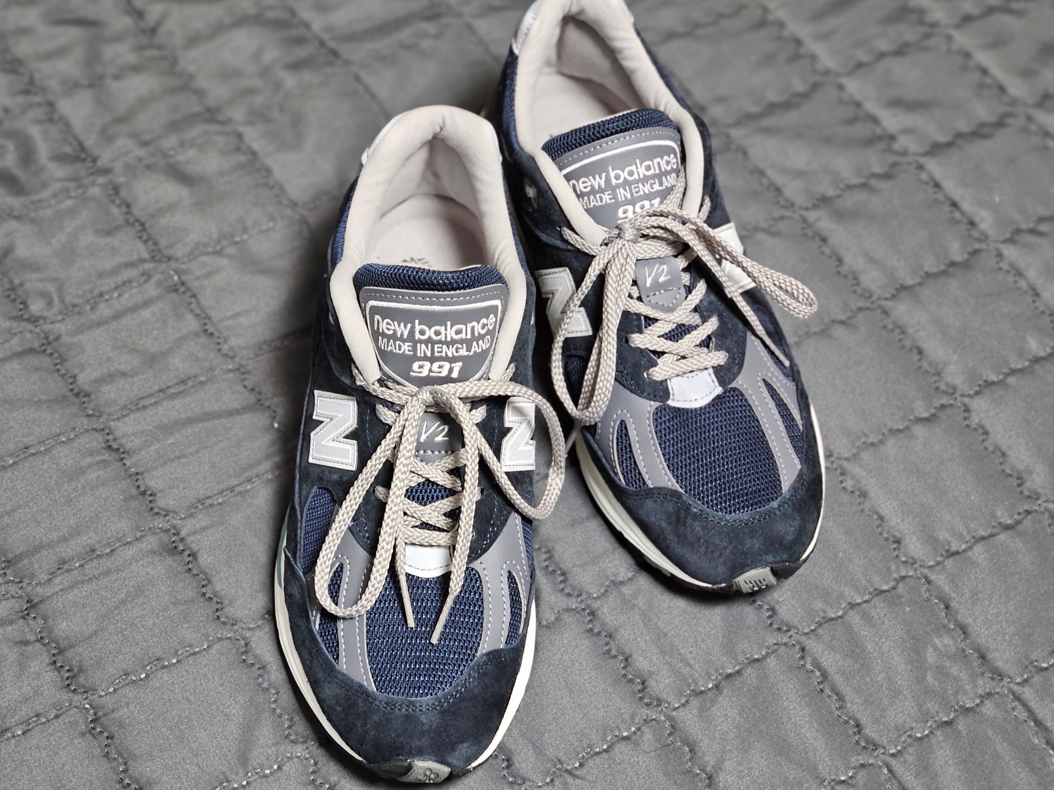 New Balance 991v2 Made in UK Dark Navy Smoked Pearl 착용 스타일 - 3