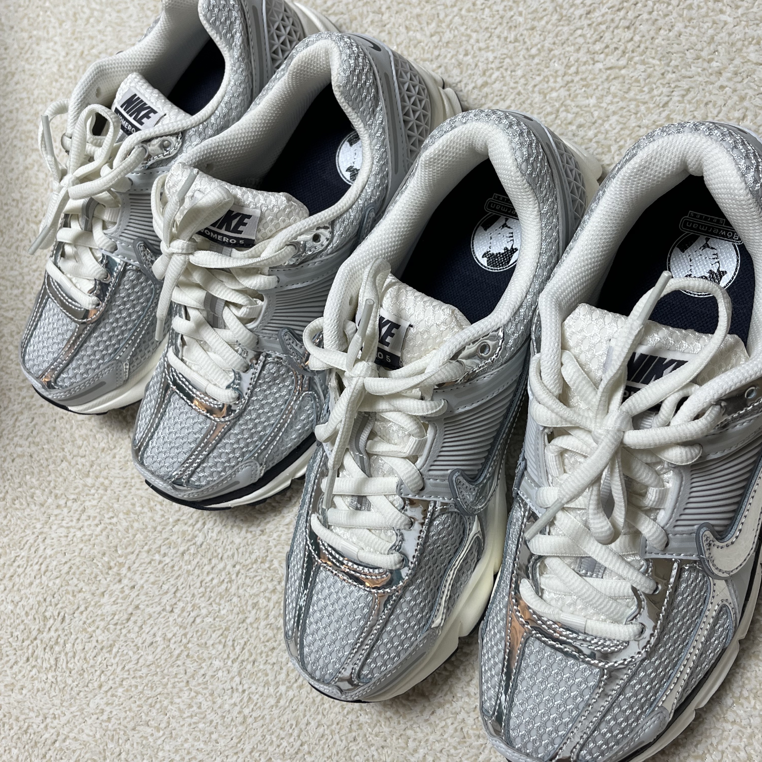 (W) Nike Zoom Vomero 5 Photon Dust and Metallic Silver 착용 스타일