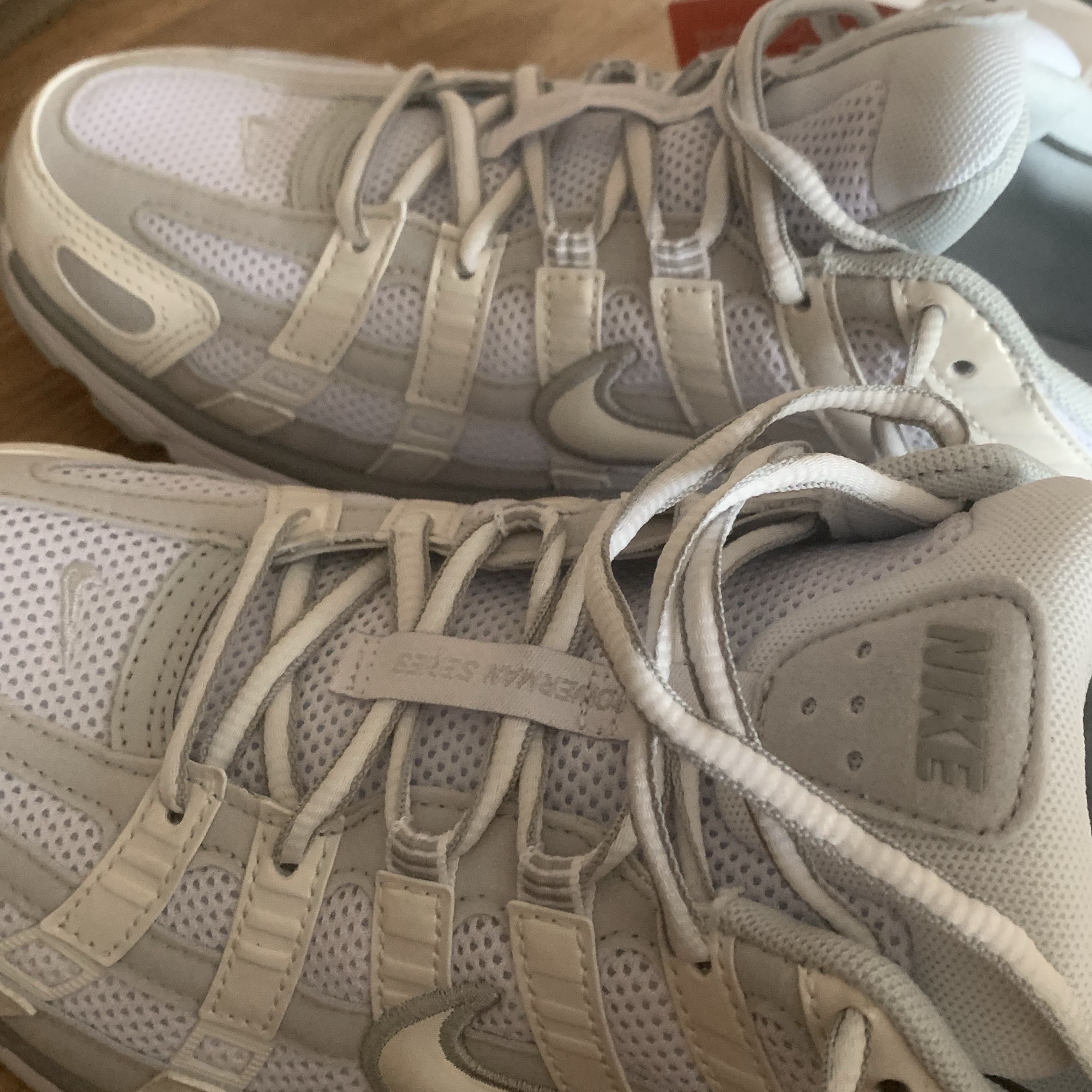 (W) Nike P-6000 Metallic Summit White 착용 스타일