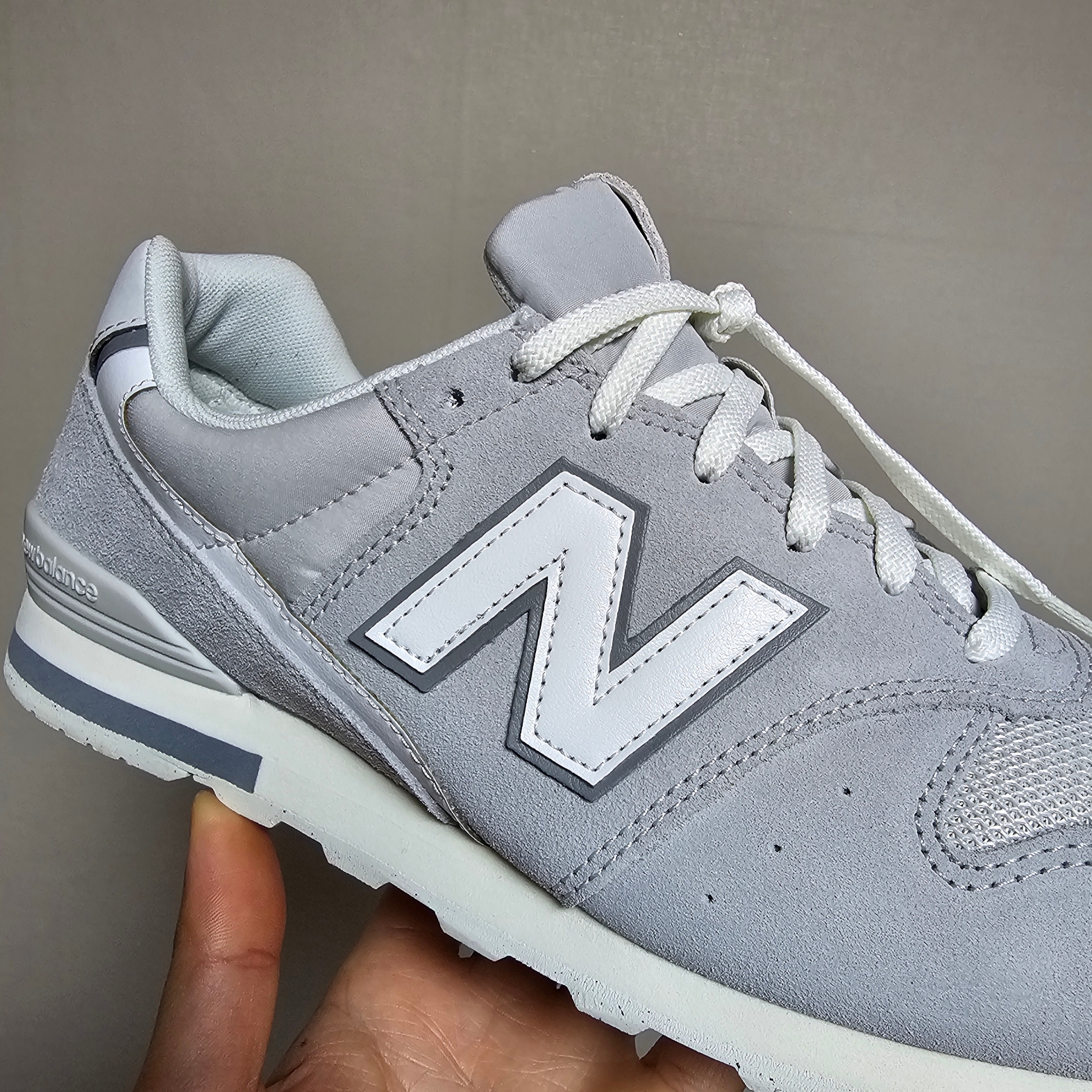 (W) New Balance 996 Grey White 착용 스타일 - 2