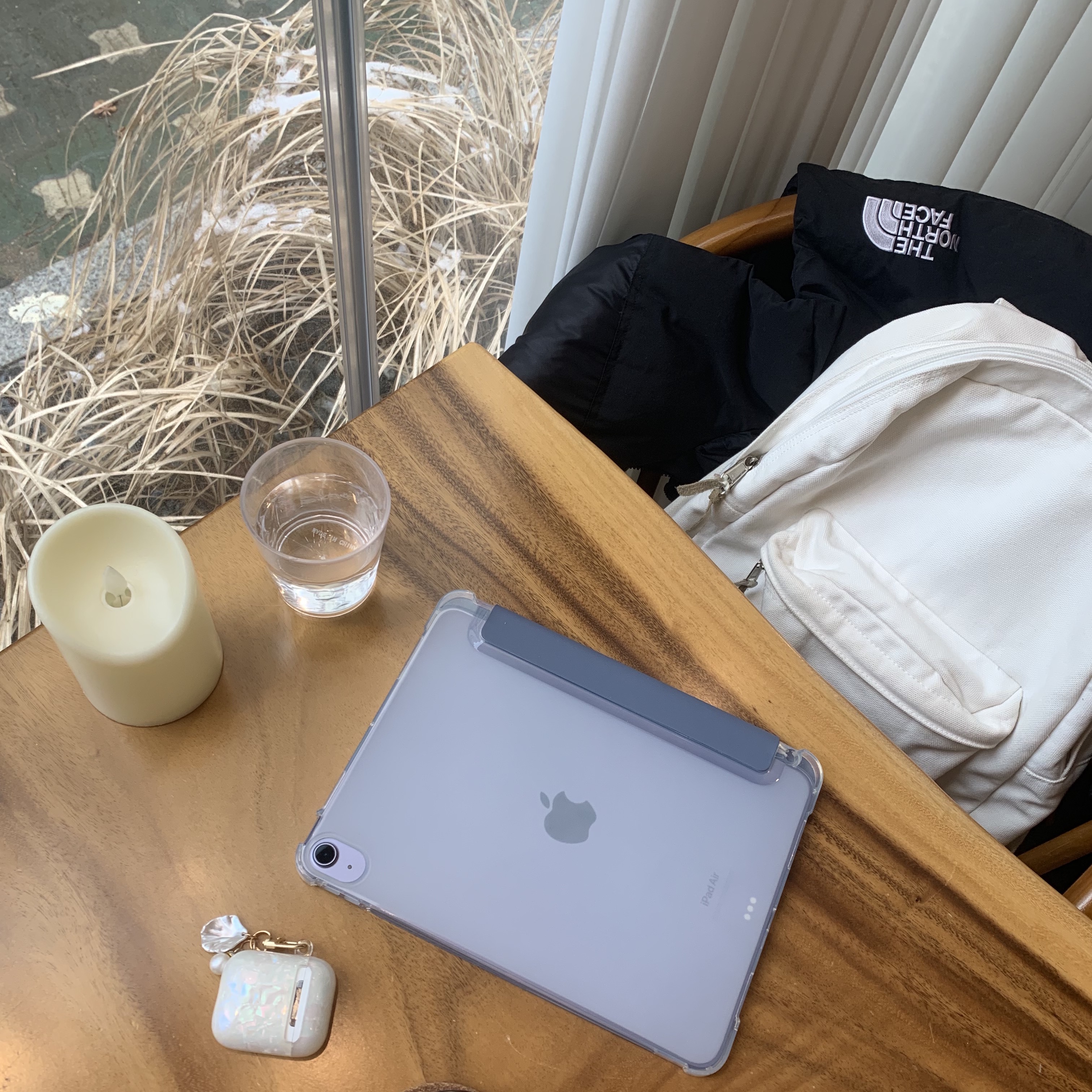 Apple iPad Air 5th Gen Wifi 64GB Purple (Korean Ver.), Apple AirPods 2nd Gen (Korean Ver.) 착용 스타일