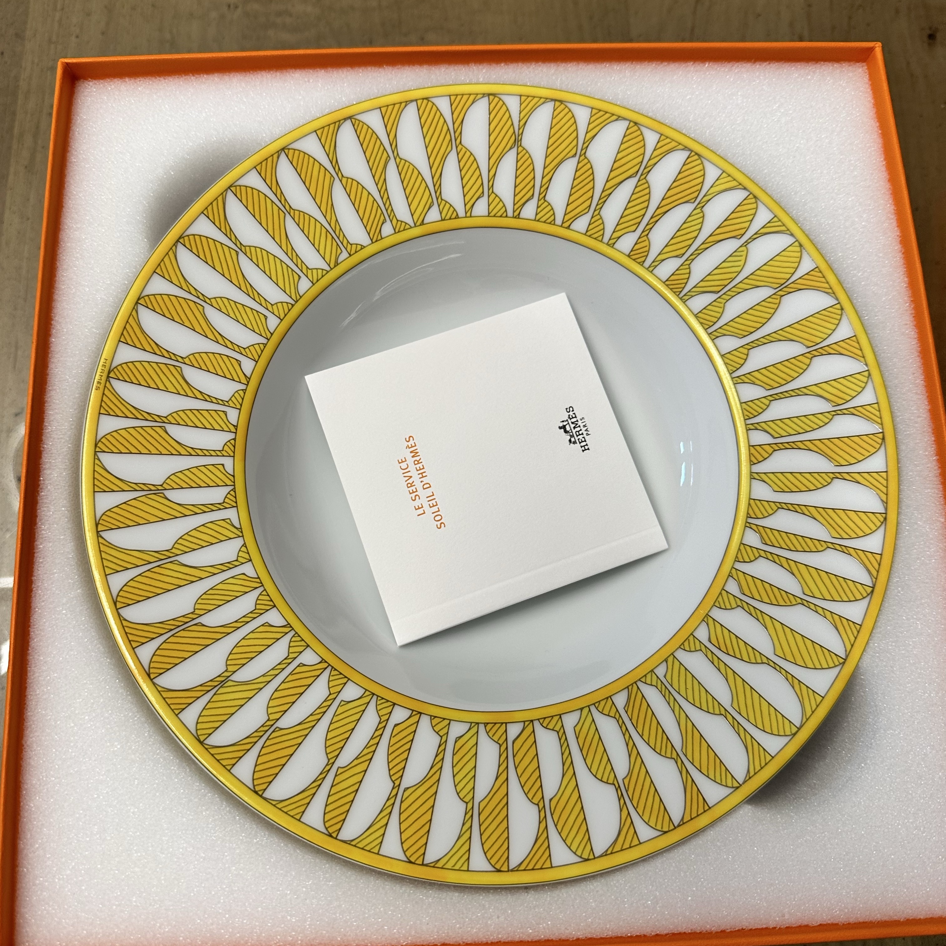 Hermes Soleil d’Hermes Soup Plate Yellow 착용 스타일