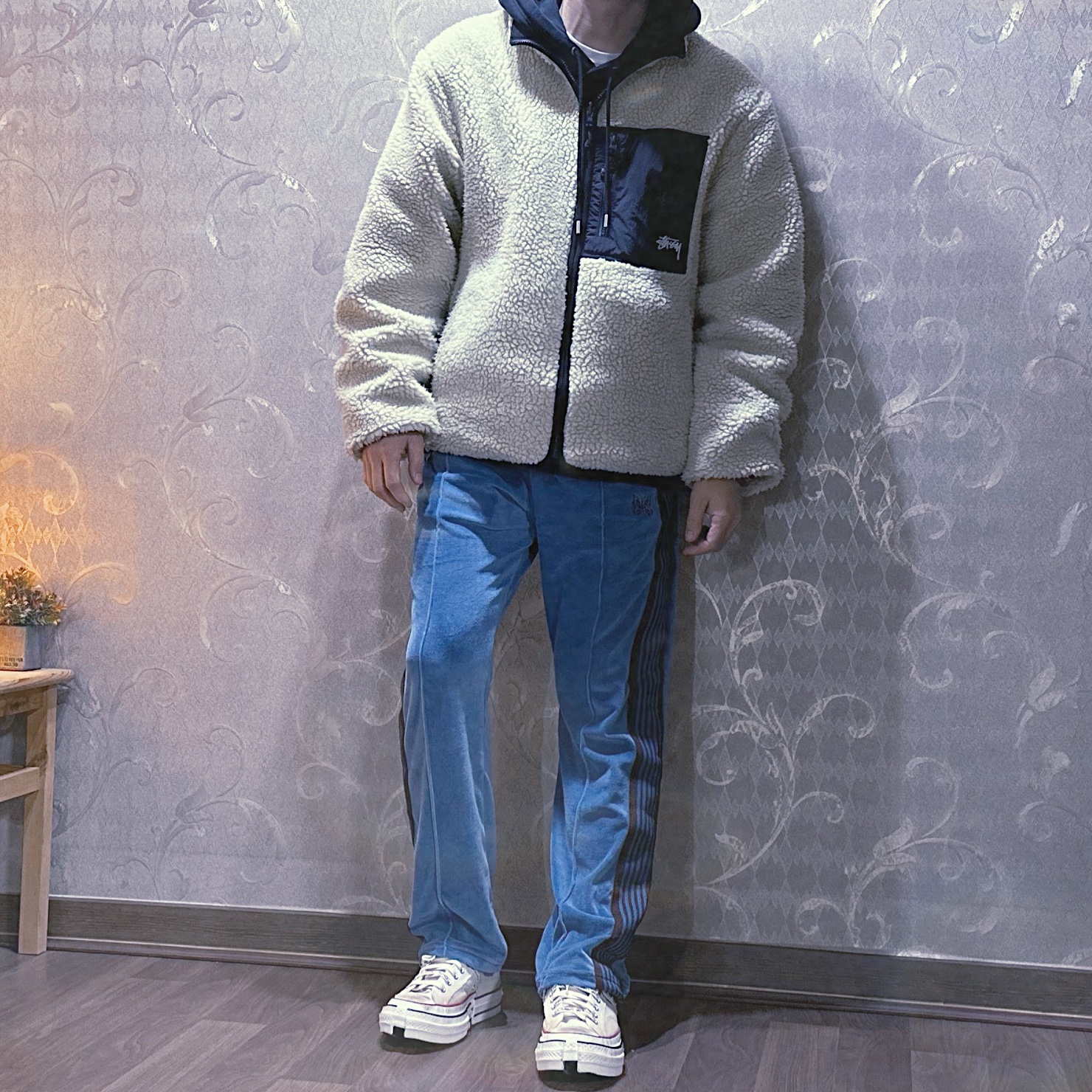Converse x Feng Chen Wang Chuck 70 Ox 2-in-1 Brown Rice, Needles Narrow Track Pants Velour Blue 착용 스타일 - 1