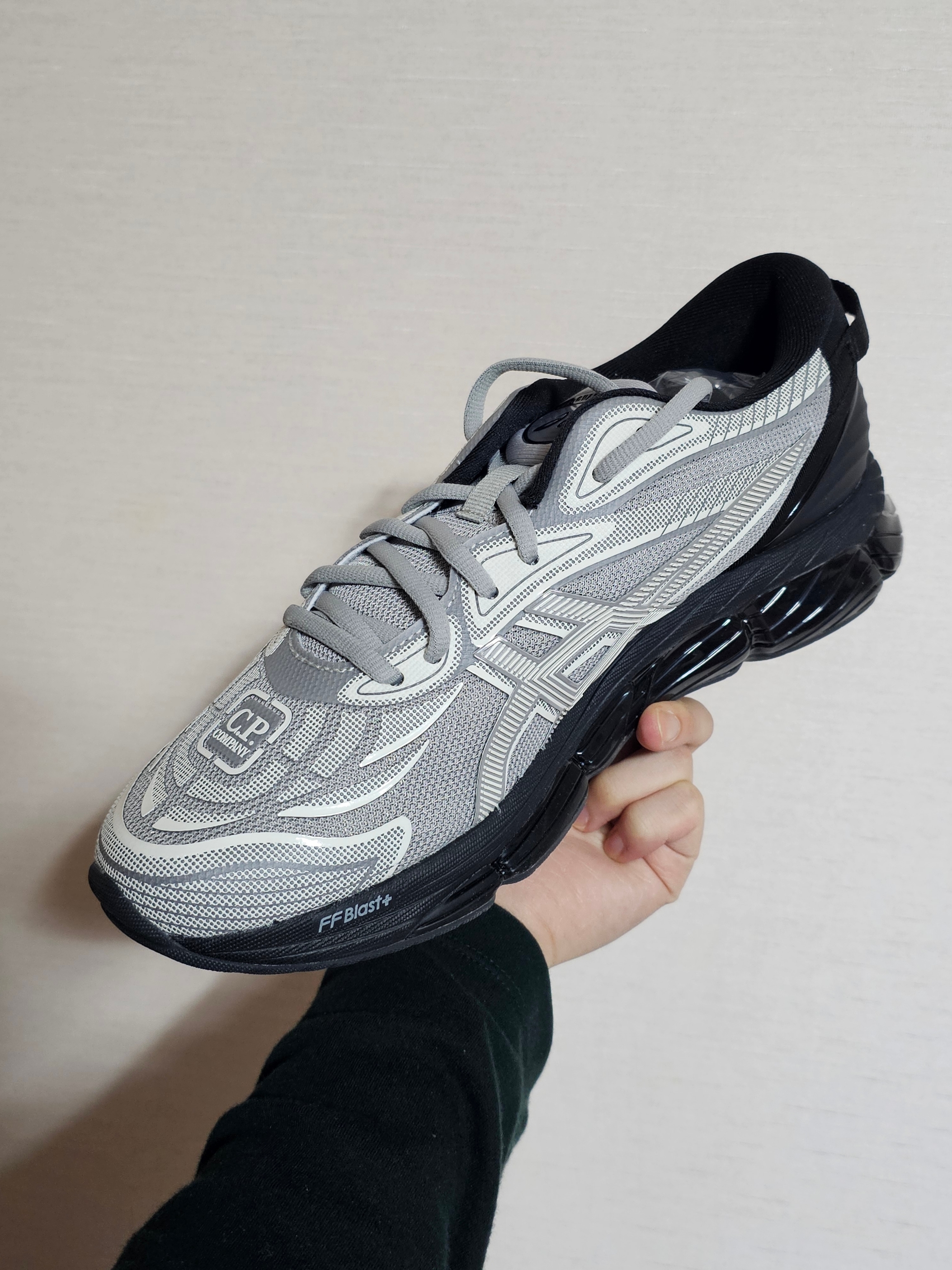 Asics x C.P. Company Gel-Quantum 360 VIII Cement Grey 착용 스타일 - 2