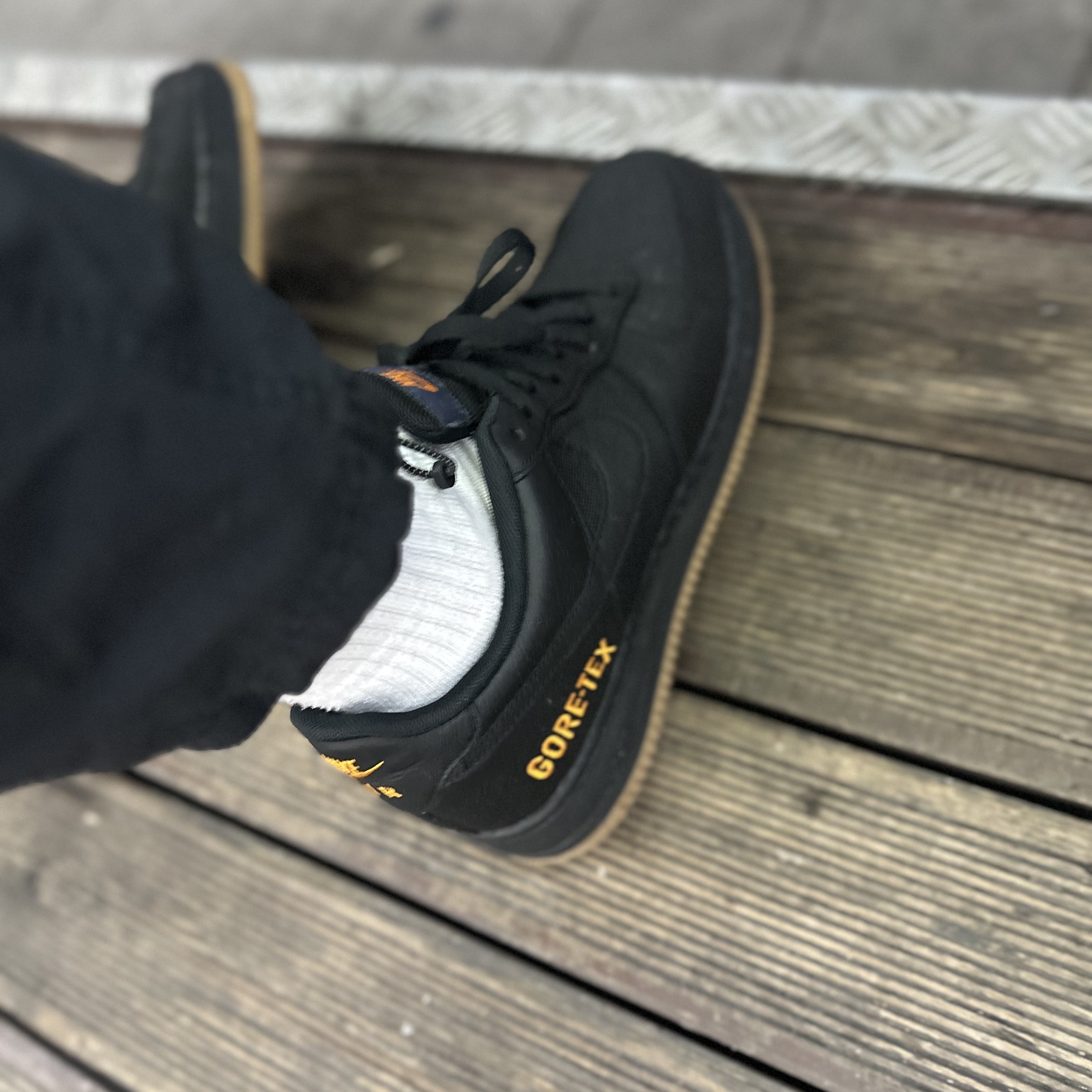 Nike Air Force 1 Low Gore-Tex Black Light Carbon 착용 스타일 - 3