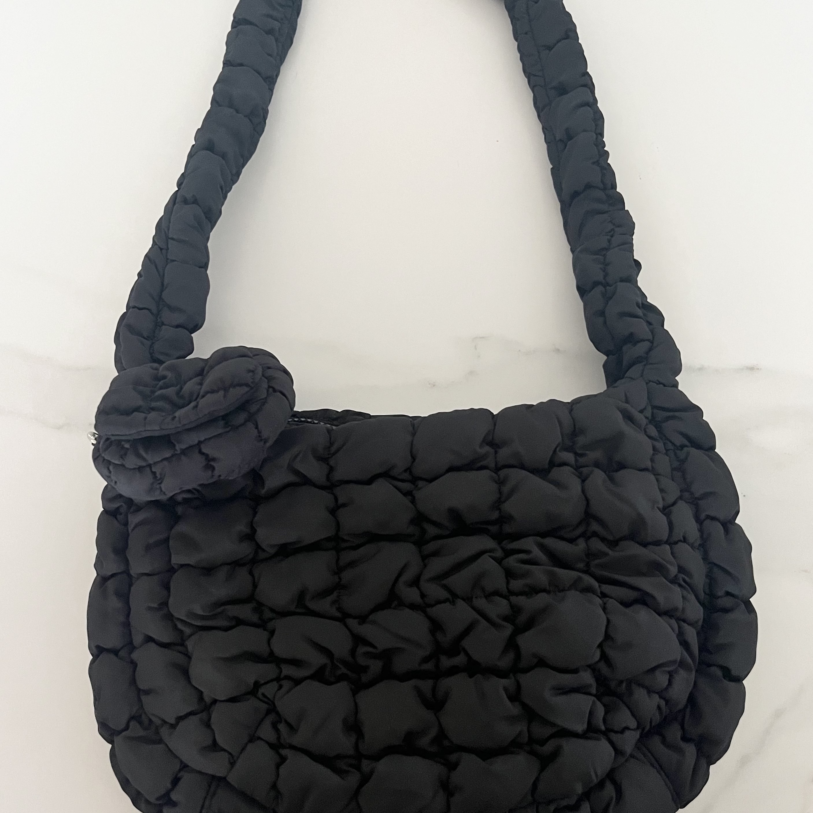 COS Quilted Nano Bag Black, COS Quilted Messenger Bag Black 착용 스타일 - 2