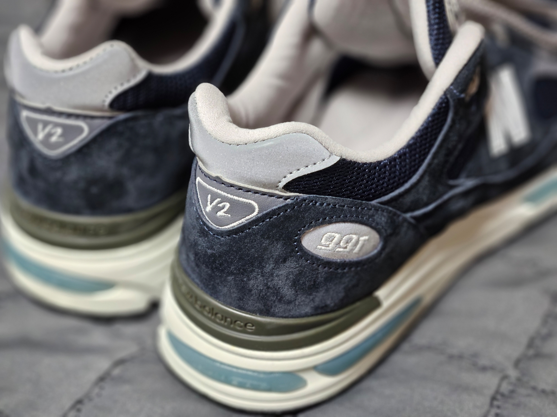 New Balance 991v2 Made in UK Dark Navy Smoked Pearl 착용 스타일 - 7