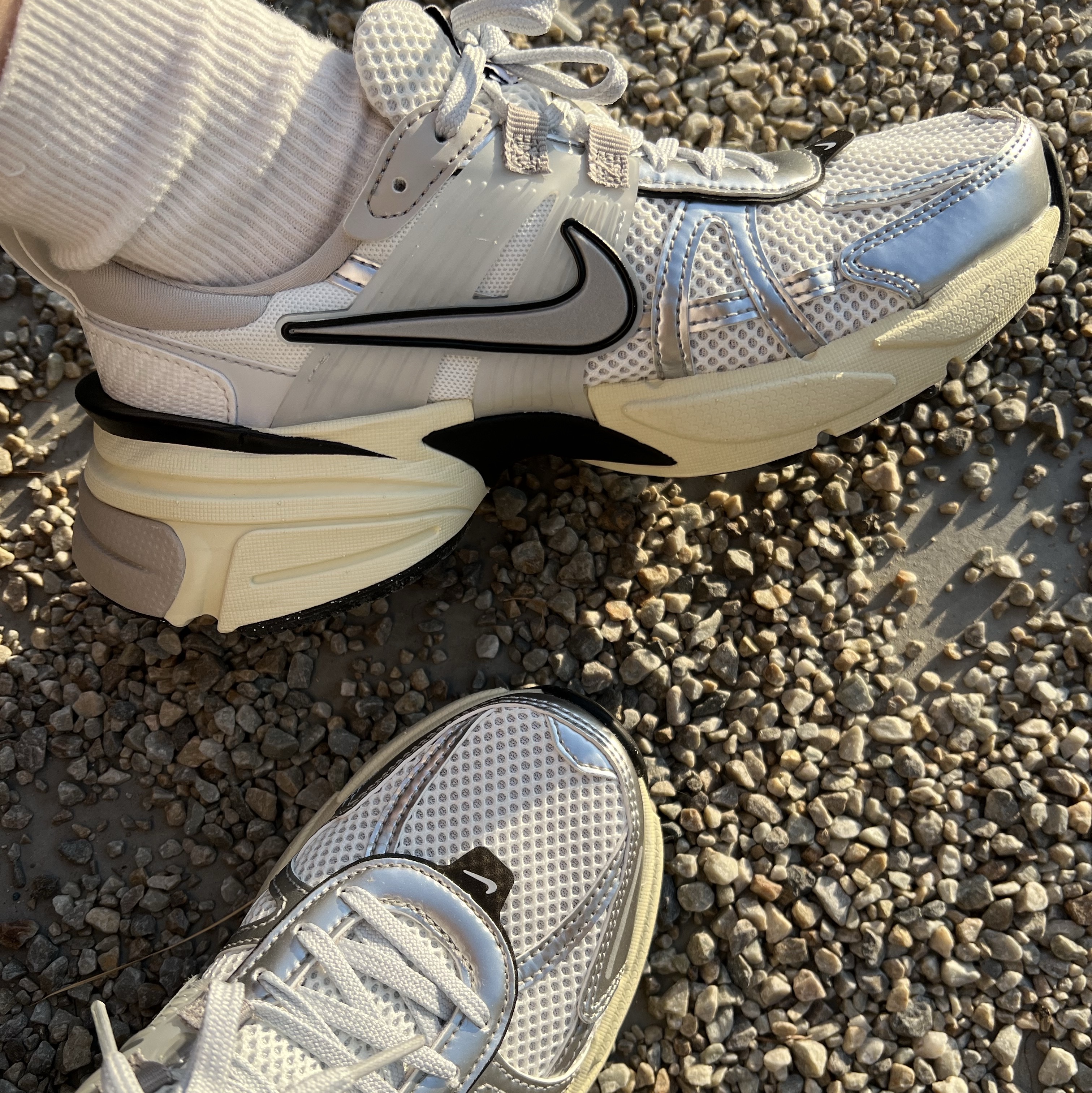 Nike V2K Run Summit White Metallic Silver 착용 스타일 - 2