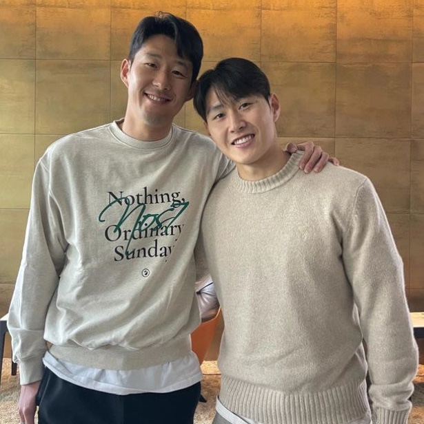 NOS7 Cursive Sweatshirt Grey 착용 스타일