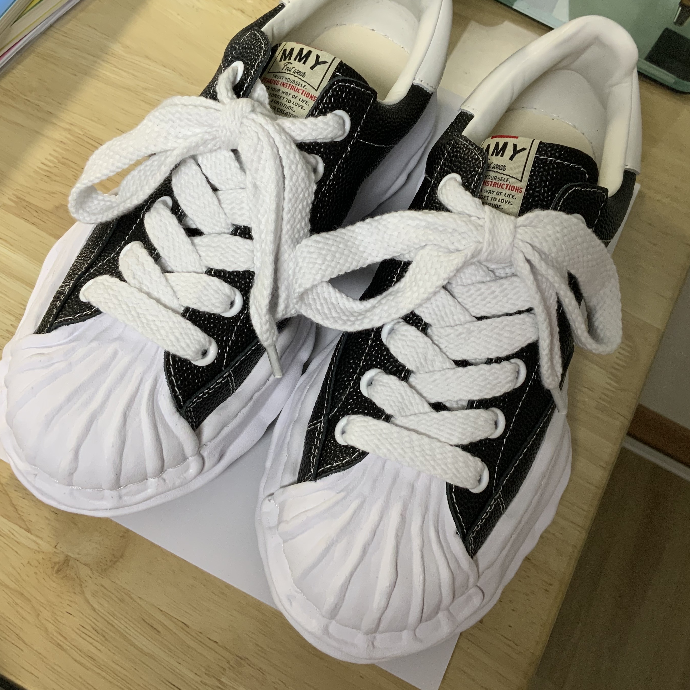 Maison Mihara Yasuhiro Blakey OG Sole Embossed Leather Low-top Sneakers Black 착용 스타일 - 7