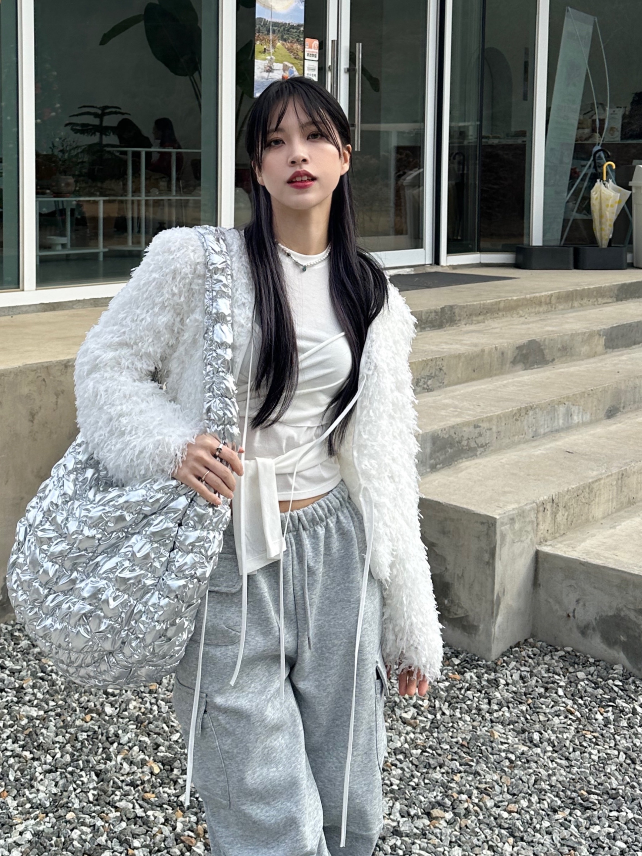 COS Quilted Oversized Shoulder Bag Silver, Gucci Trademark Ring With Heart Pendant Silver 착용 스타일 - 1
