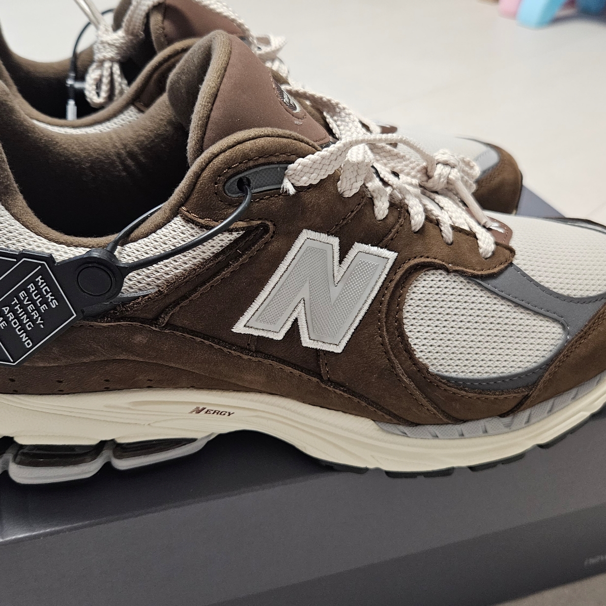 New Balance 2002R Brown Cream 착용 스타일 - 2