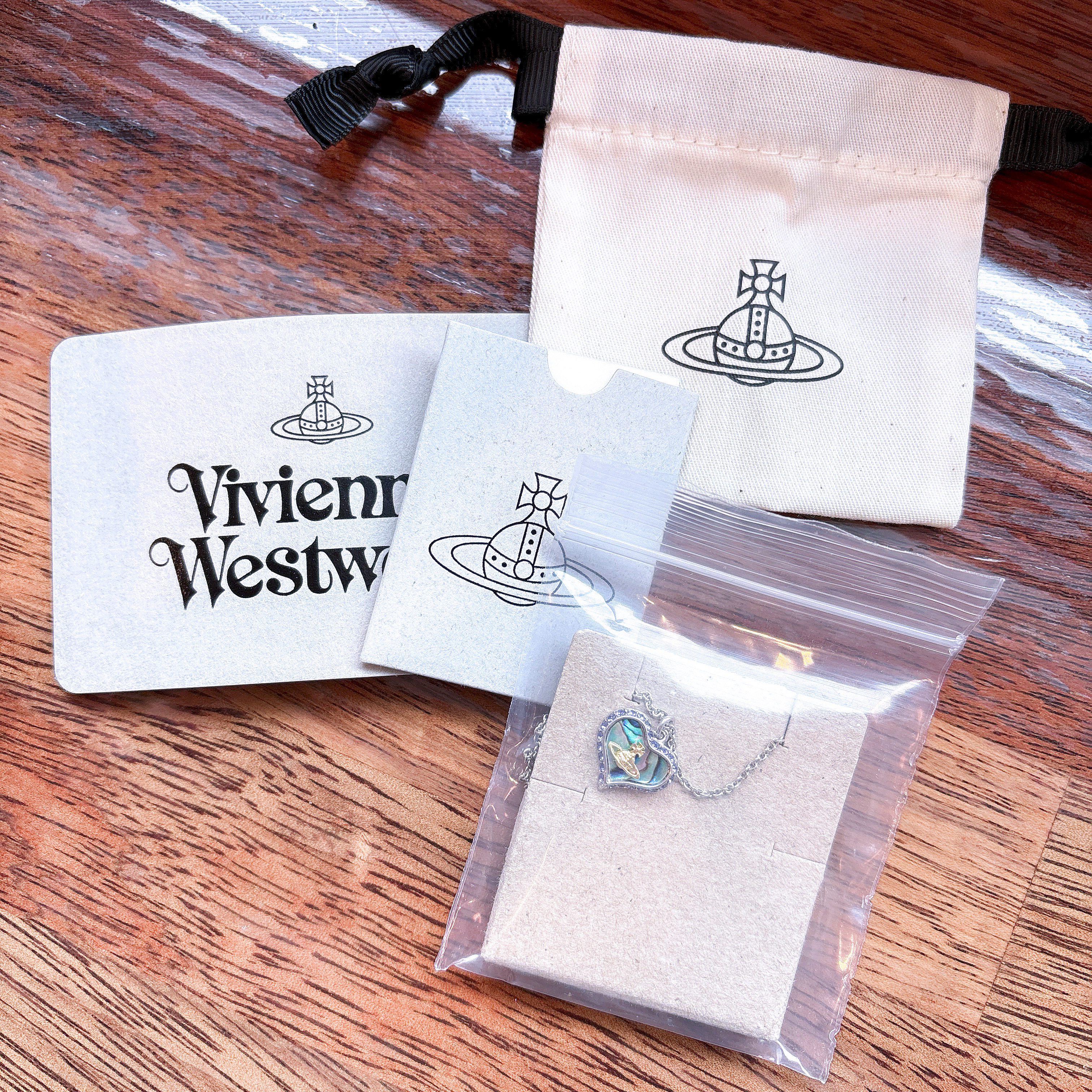 Vivienne Westwood Petra Necklace Platinum Gold Opal 착용 스타일 - 1