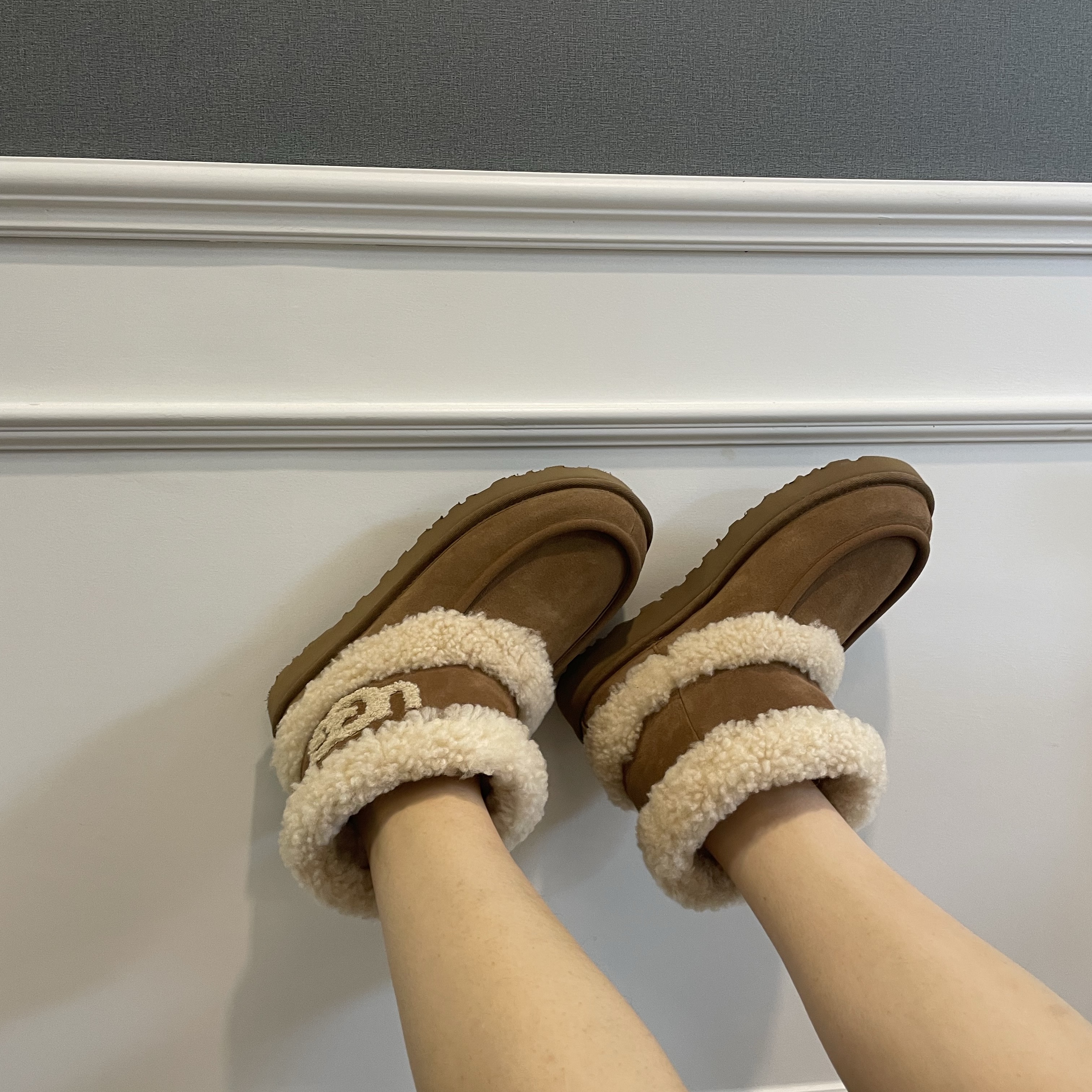 (W) UGG Ultra Mini UGG Fluff Chestnut 착용 스타일 - 2
