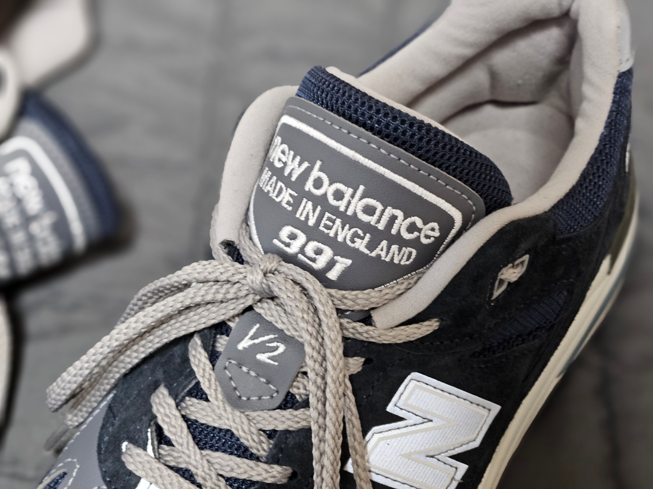 New Balance 991v2 Made in UK Dark Navy Smoked Pearl 착용 스타일 - 8
