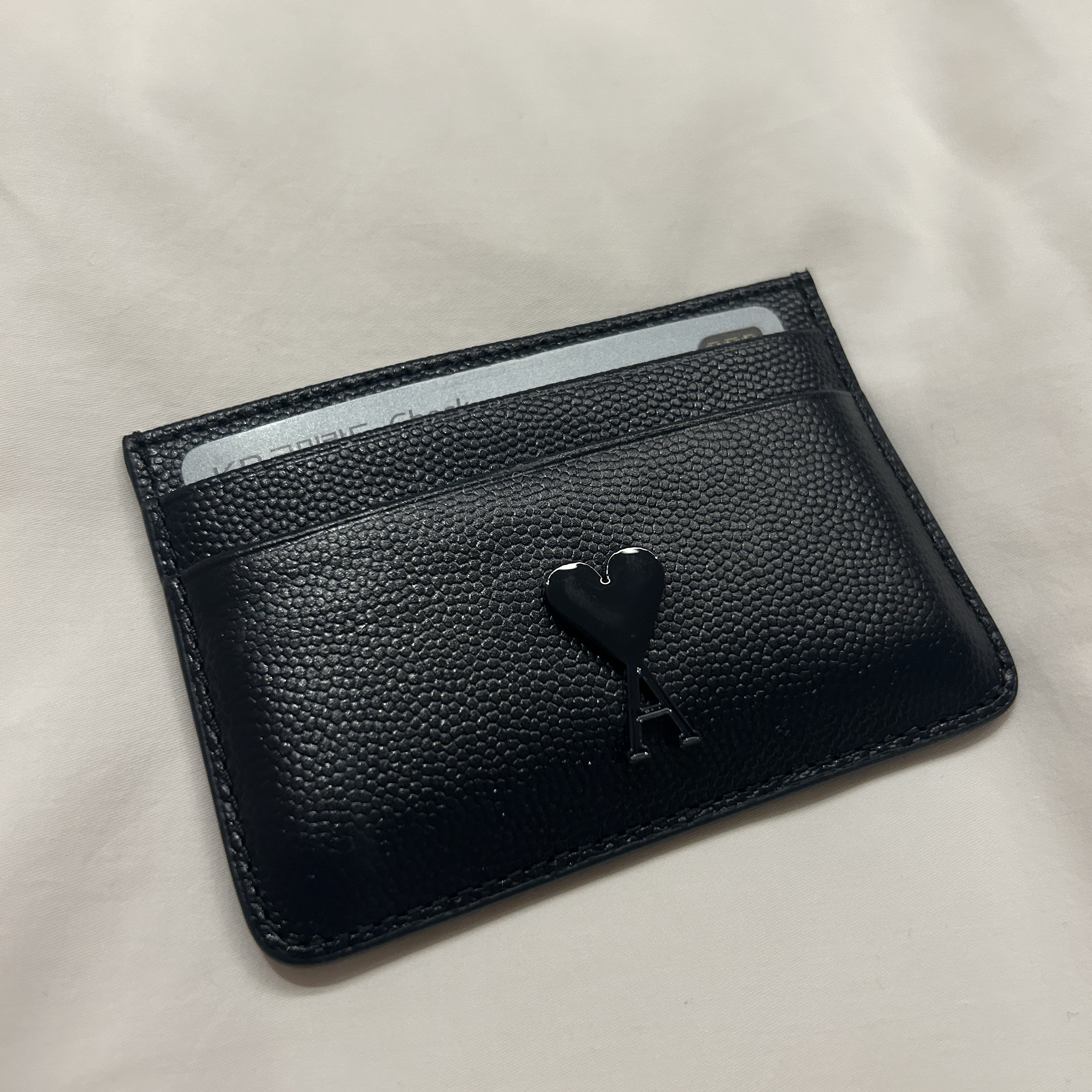 AMI de Coeur Leather Card Holder Nautic Blue 착용 스타일