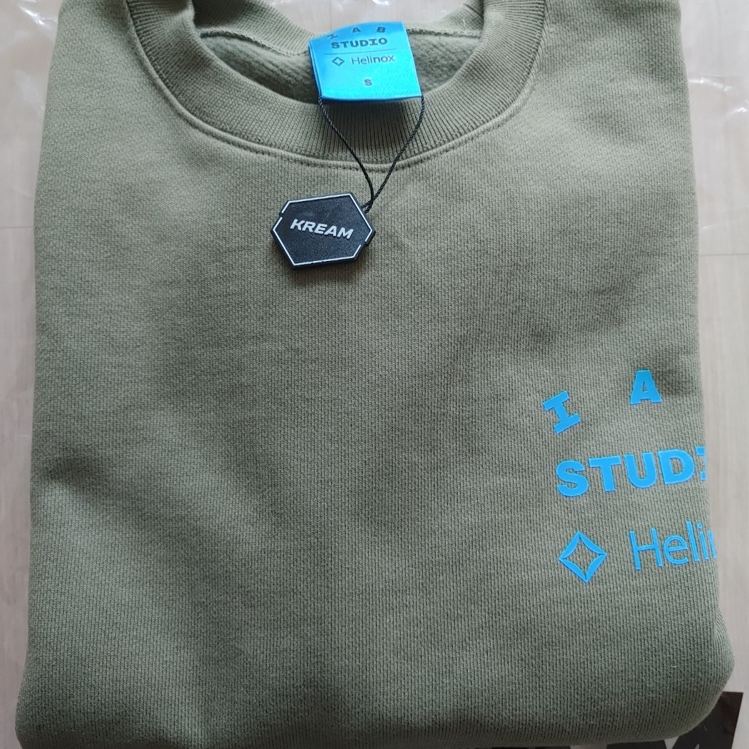 IAB Studio x Helinox Sweatshirt Leaf Green 착용 스타일