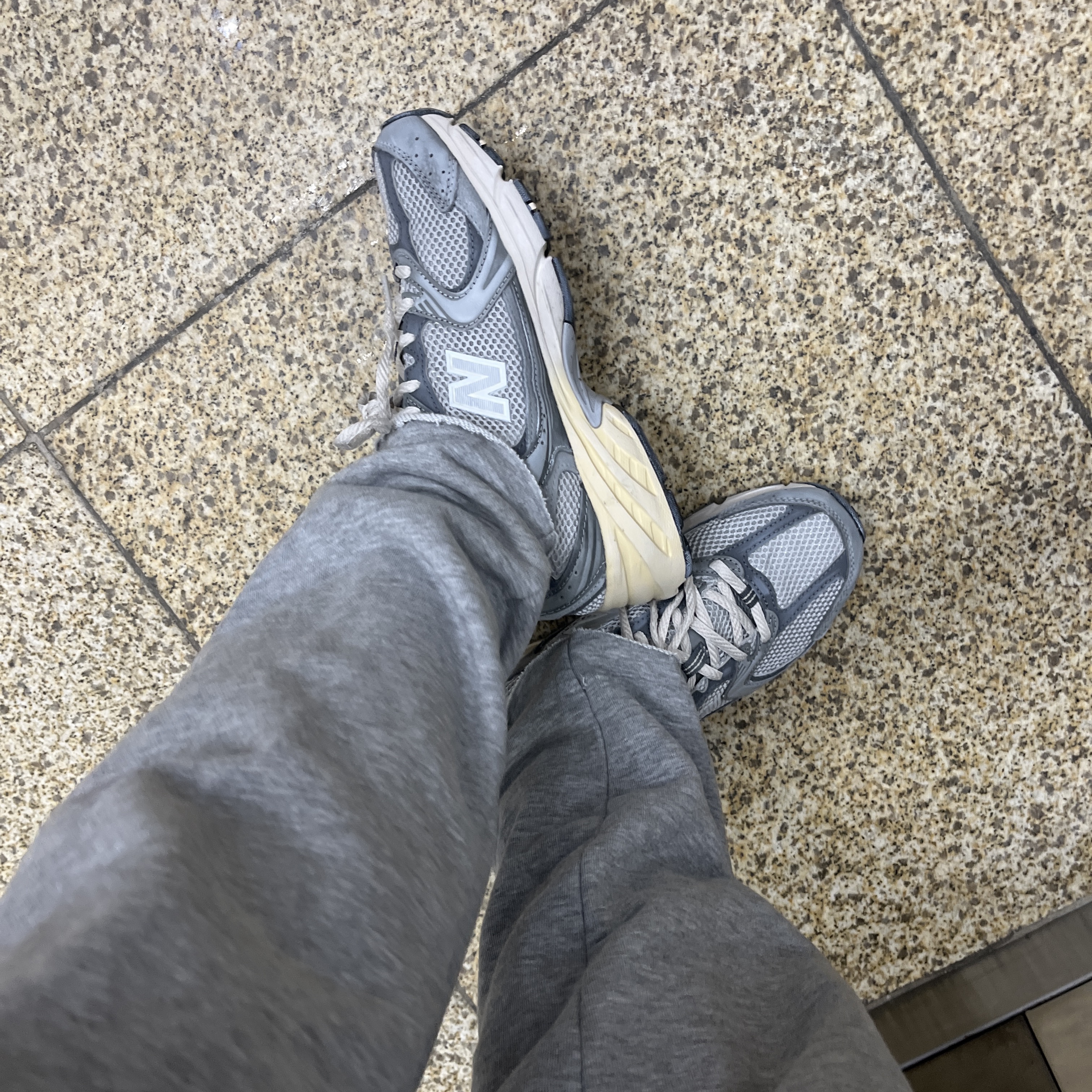 New Balance 530 Premium Vintage Grey Matter 착용 스타일