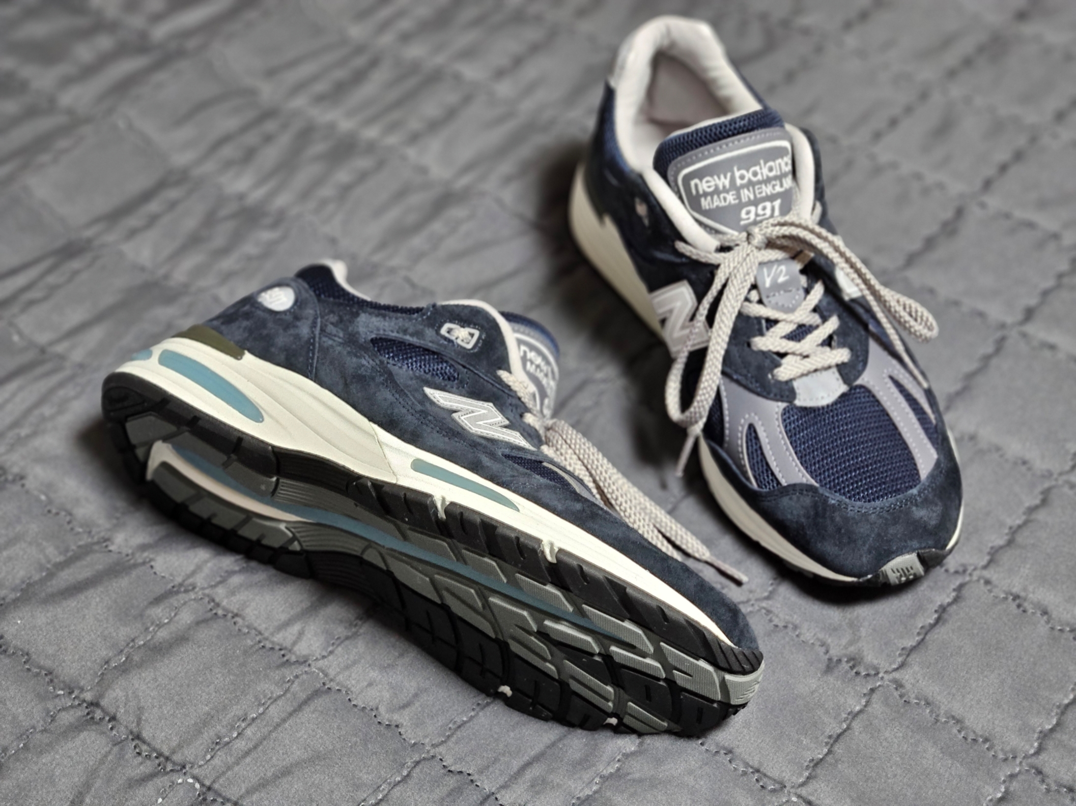 New Balance 991v2 Made in UK Dark Navy Smoked Pearl 착용 스타일 - 2