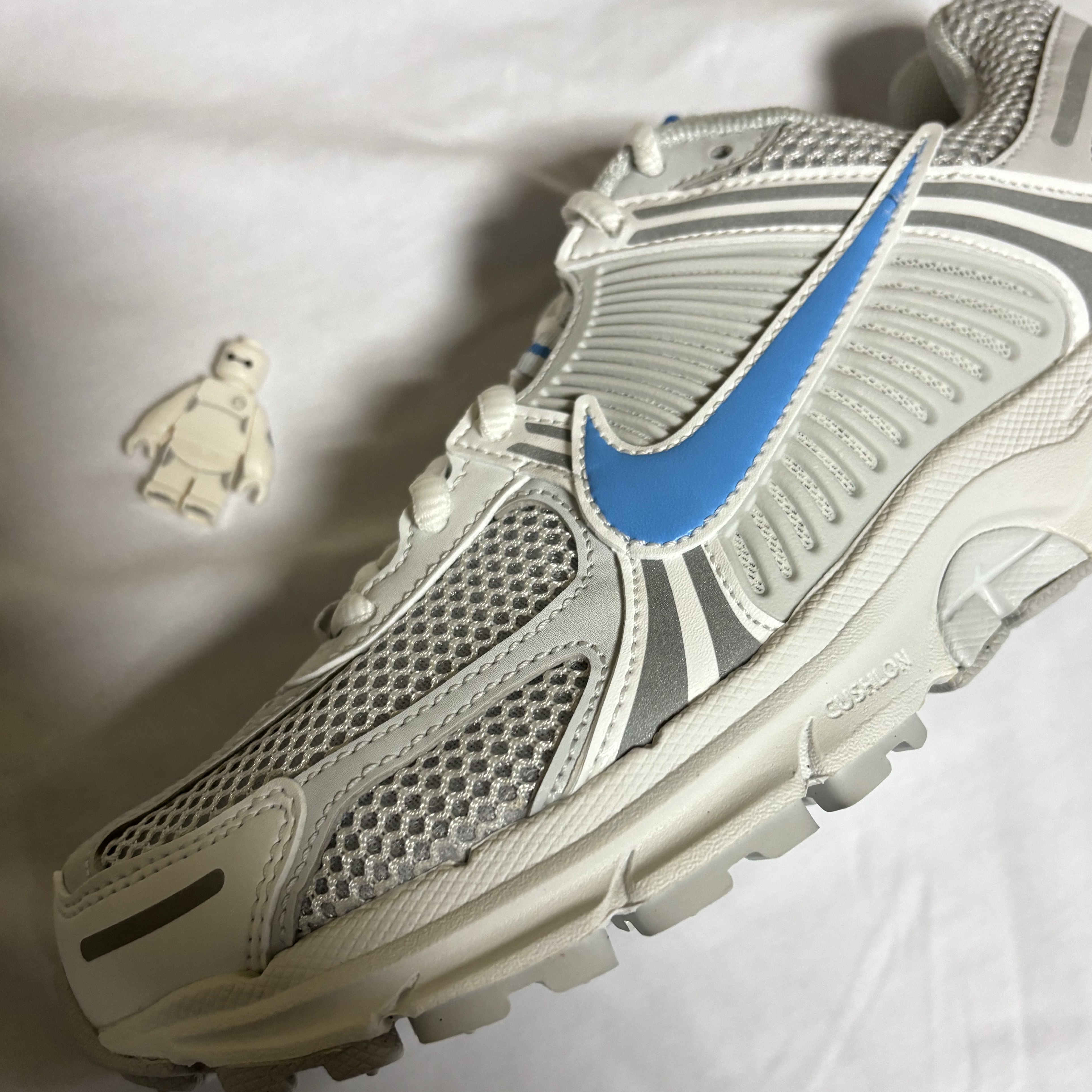 Nike Zoom Vomero 5 Photon Dust and University Blue 착용 스타일