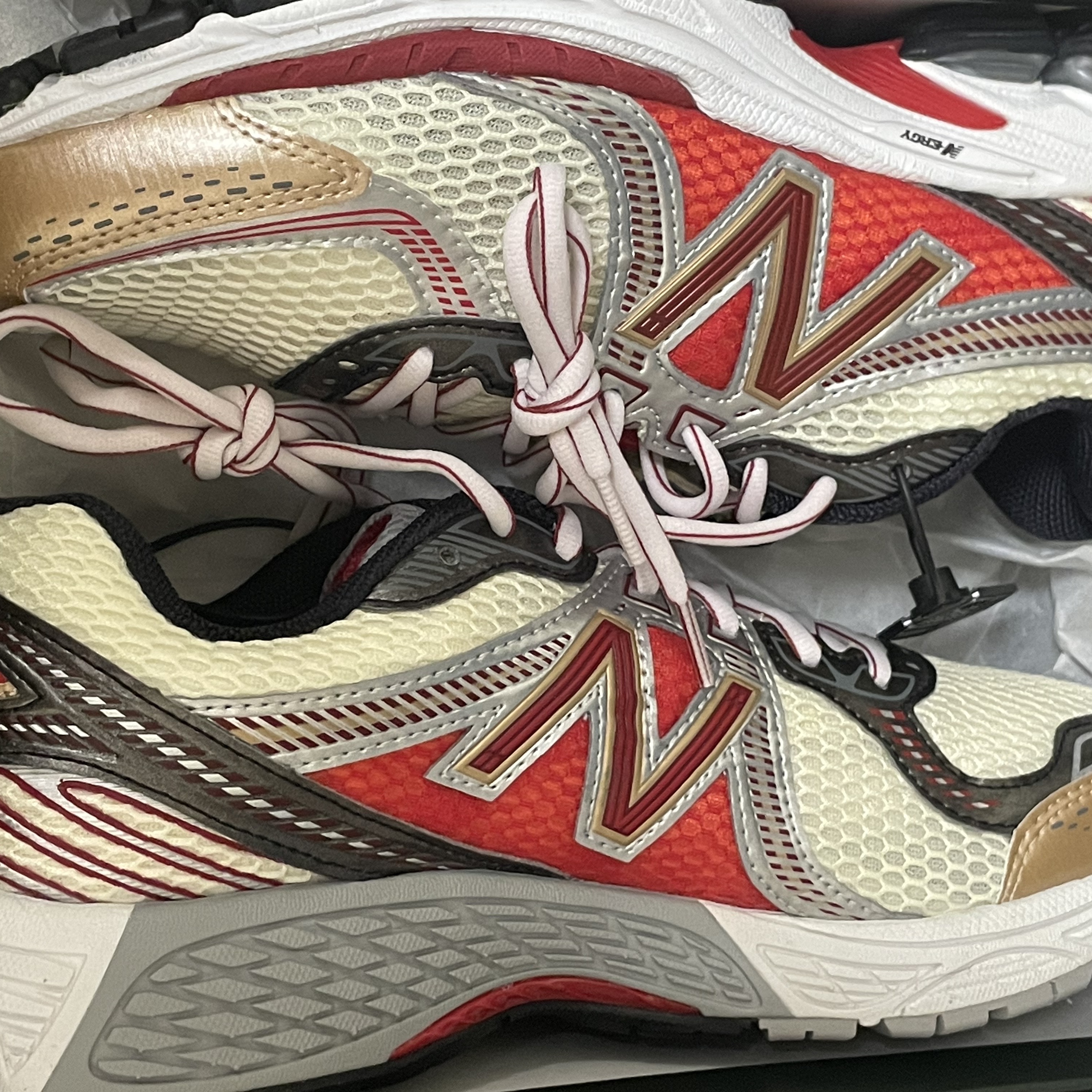New Balance x Aime Leon Dore 860v2 Red 착용 스타일 - 2