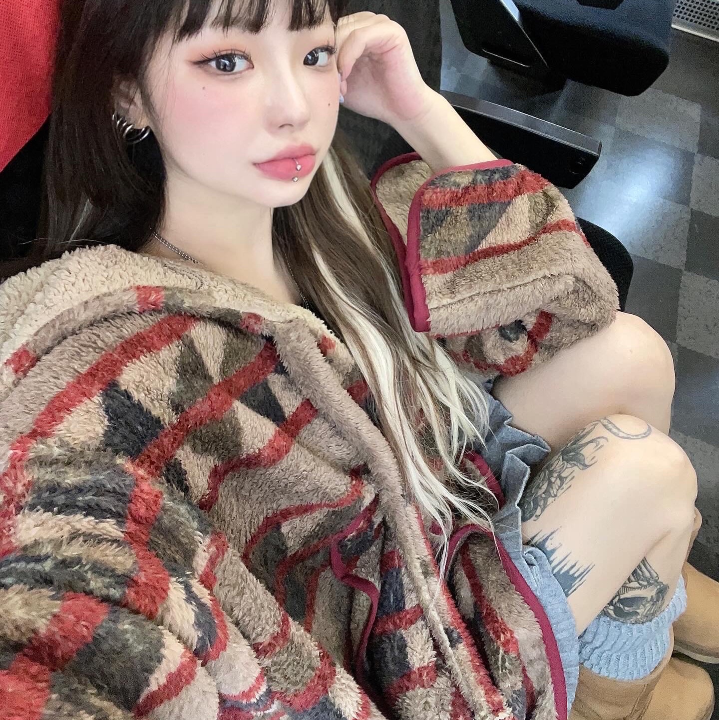 Kapital Pueblo Stripe Fleece Baha Hoodie Red Brown, UGG Classic Short Boots Chestnut 착용 스타일